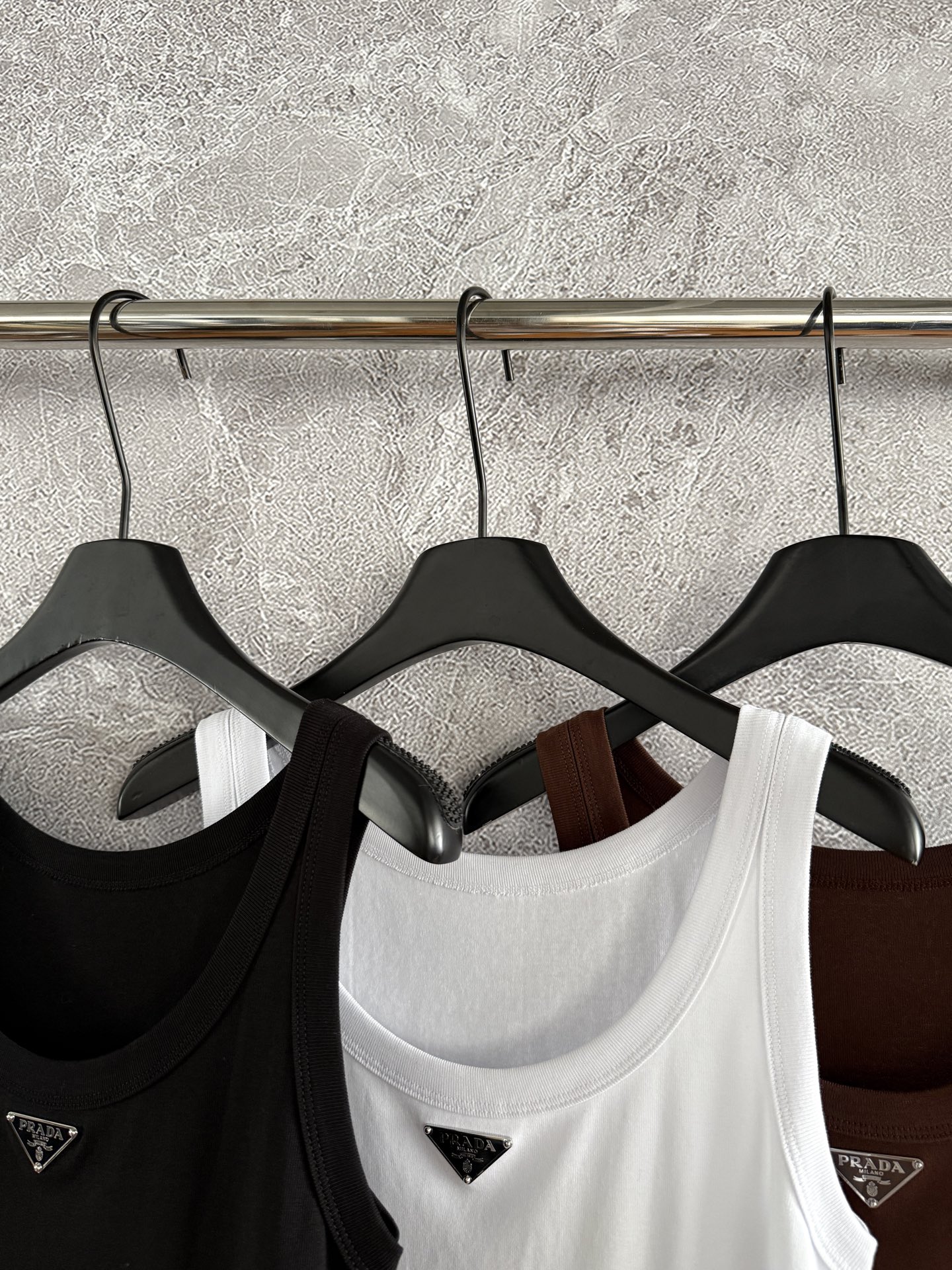 现货‼️‼️🛒款号1/三色经典背心✨螺纹工艺平纹针织背心，胸前三角标装饰，简简单单。很多品牌今年都出了背