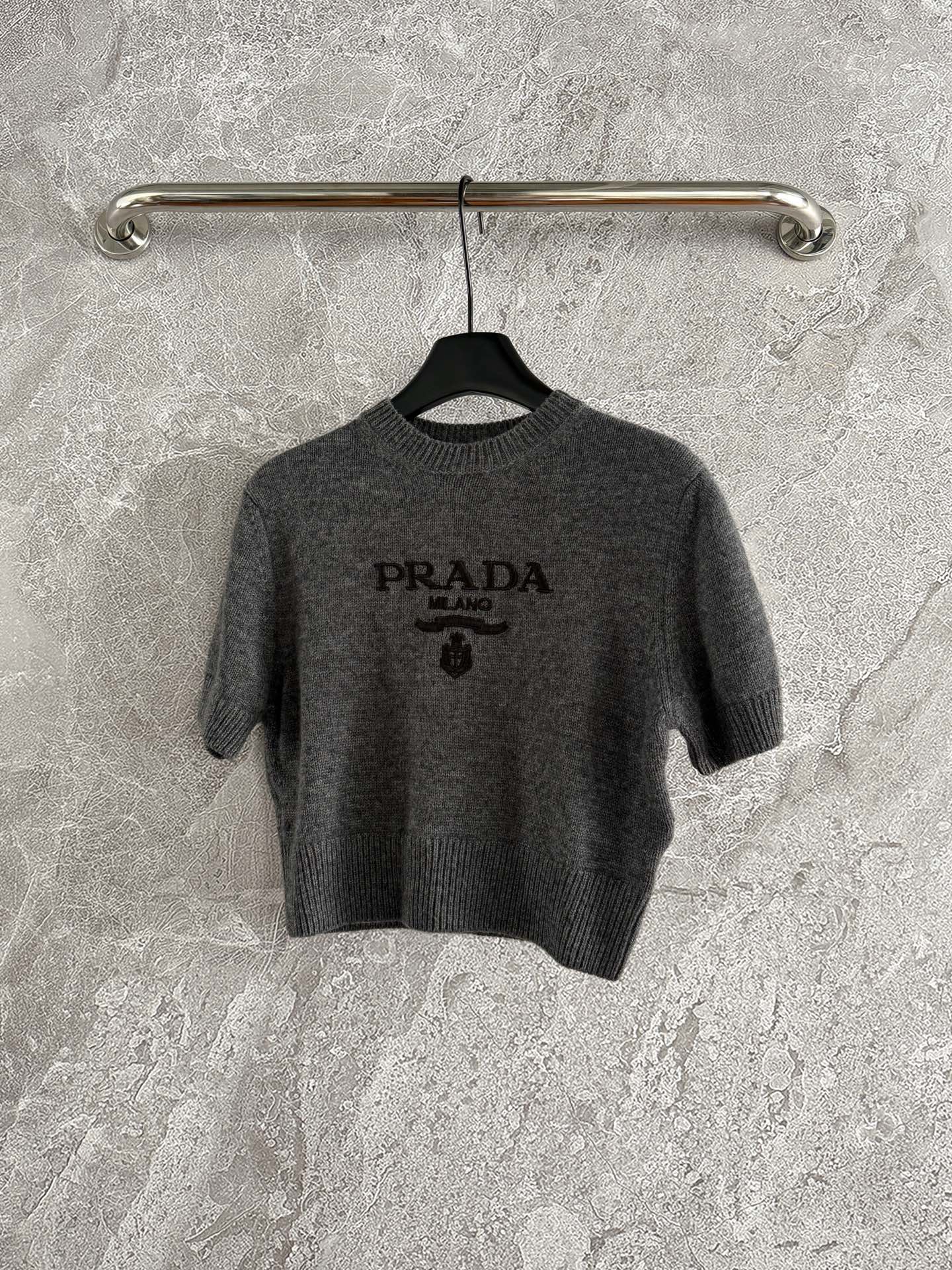 现货‼️‼️🛒款号828/短袖刺绣毛衣✨70%羊毛30%羊绒混纺材质打造，领口袖口罗纹针织饰边，胸前字母