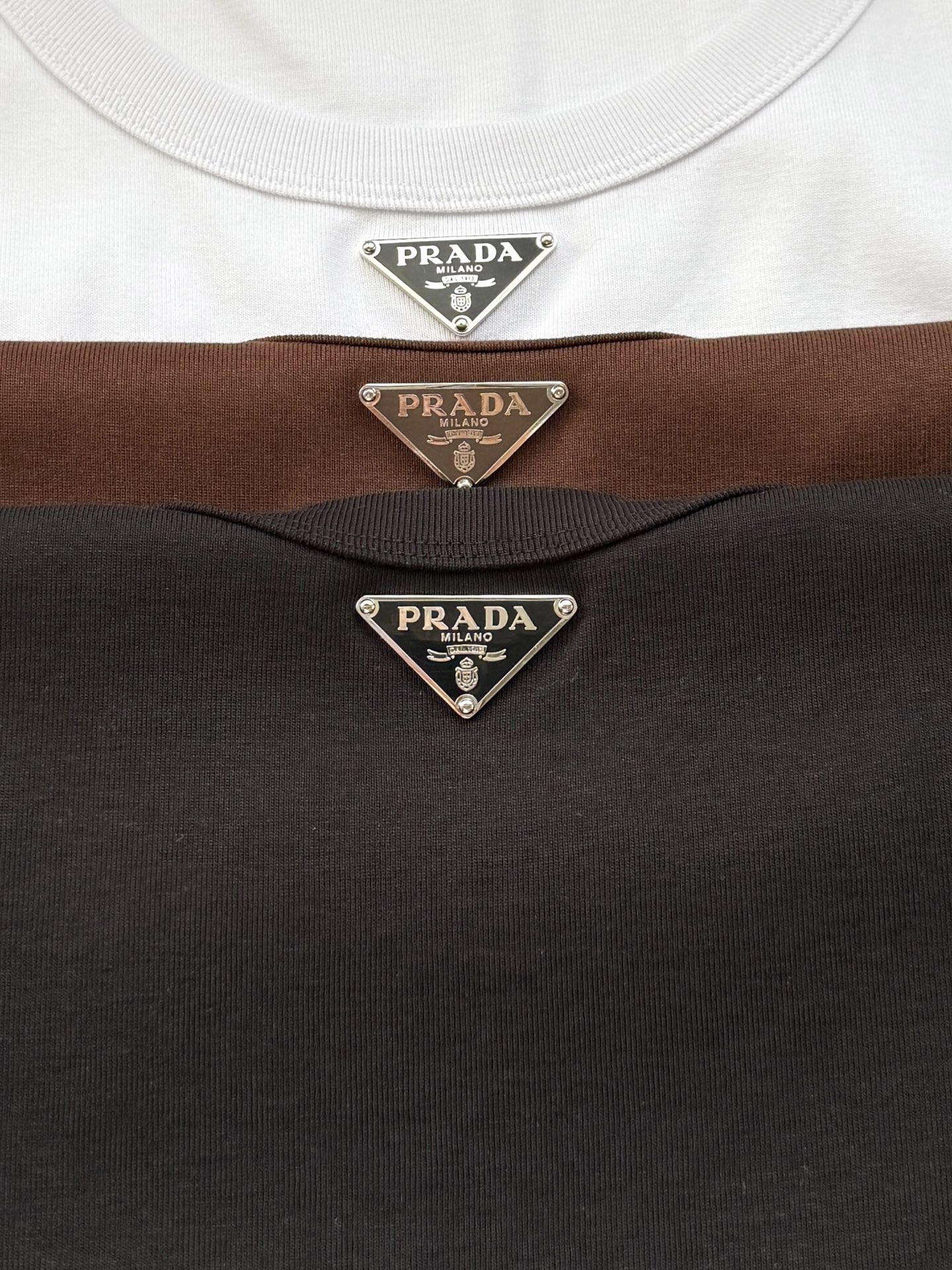 现货‼️‼️🛒款号1/三色经典背心✨螺纹工艺平纹针织背心，胸前三角标装饰，简简单单。很多品牌今年都出了背