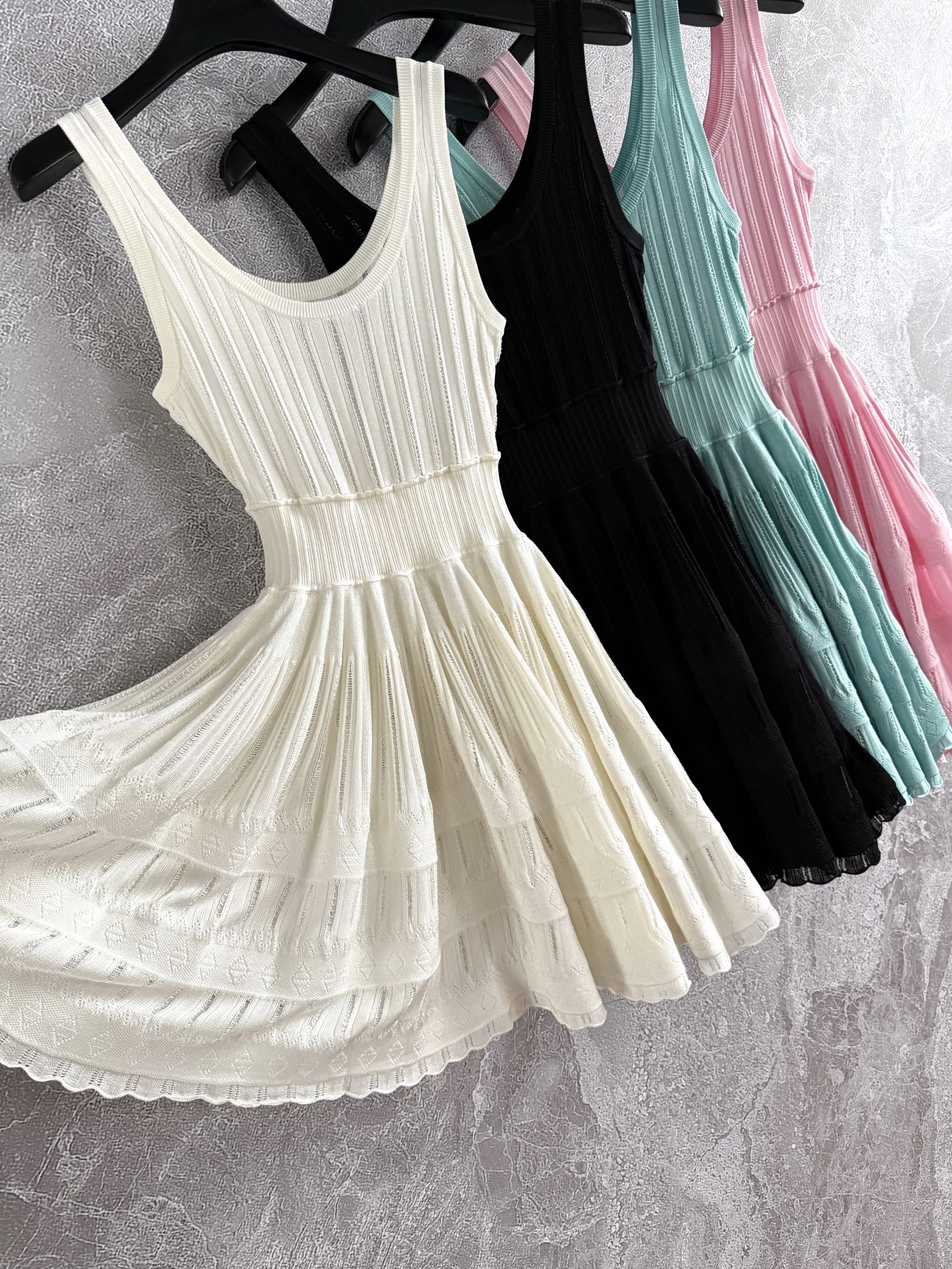 收腰背心连衣裙✨版型太好，腰线收得一绝，加宽高腰线，腰以下收褶a字大裙摆，整件用料非常舍得，要做到自然蓬