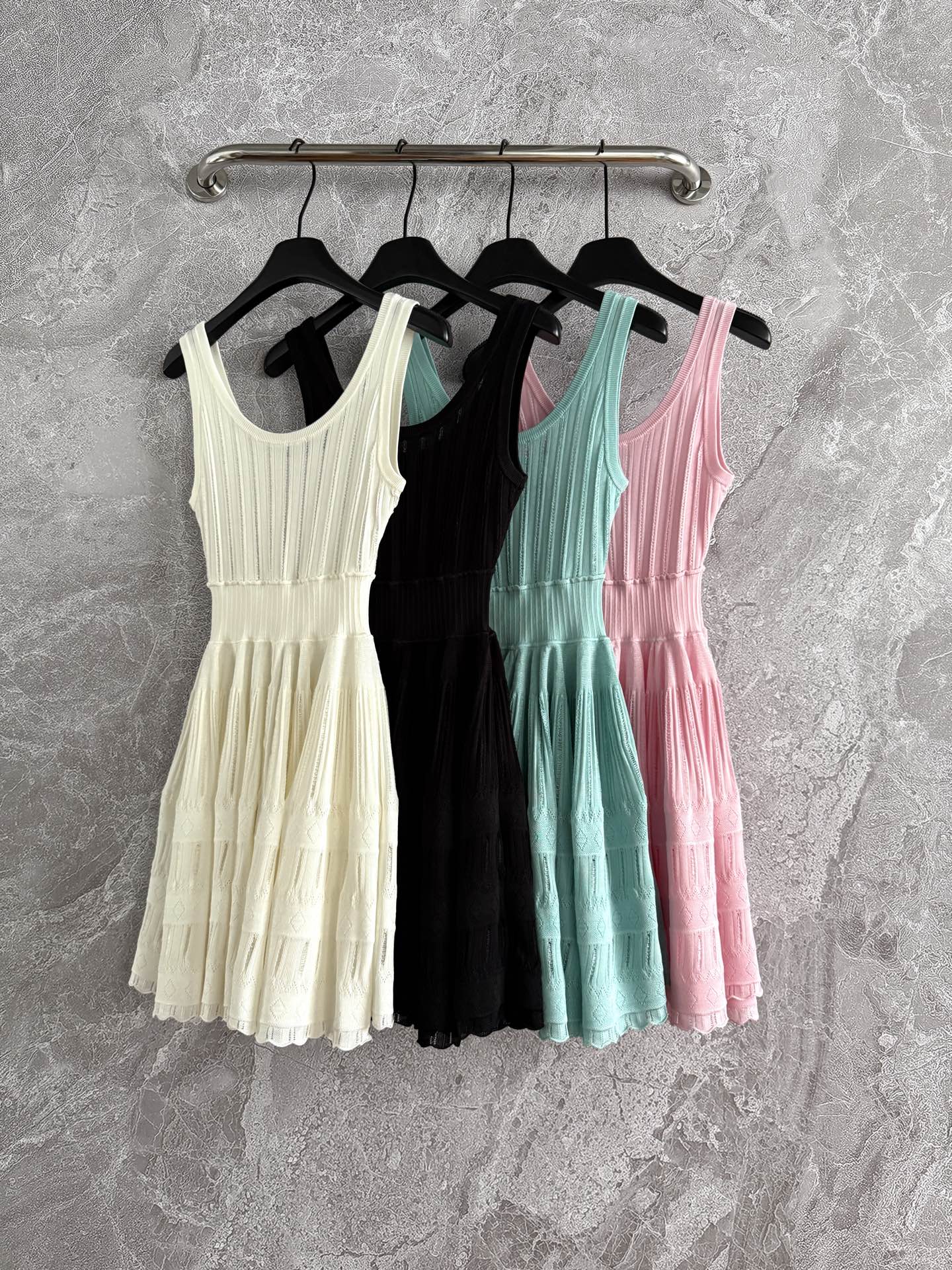 收腰背心连衣裙✨版型太好，腰线收得一绝，加宽高腰线，腰以下收褶a字大裙摆，整件用料非常舍得，要做到自然蓬