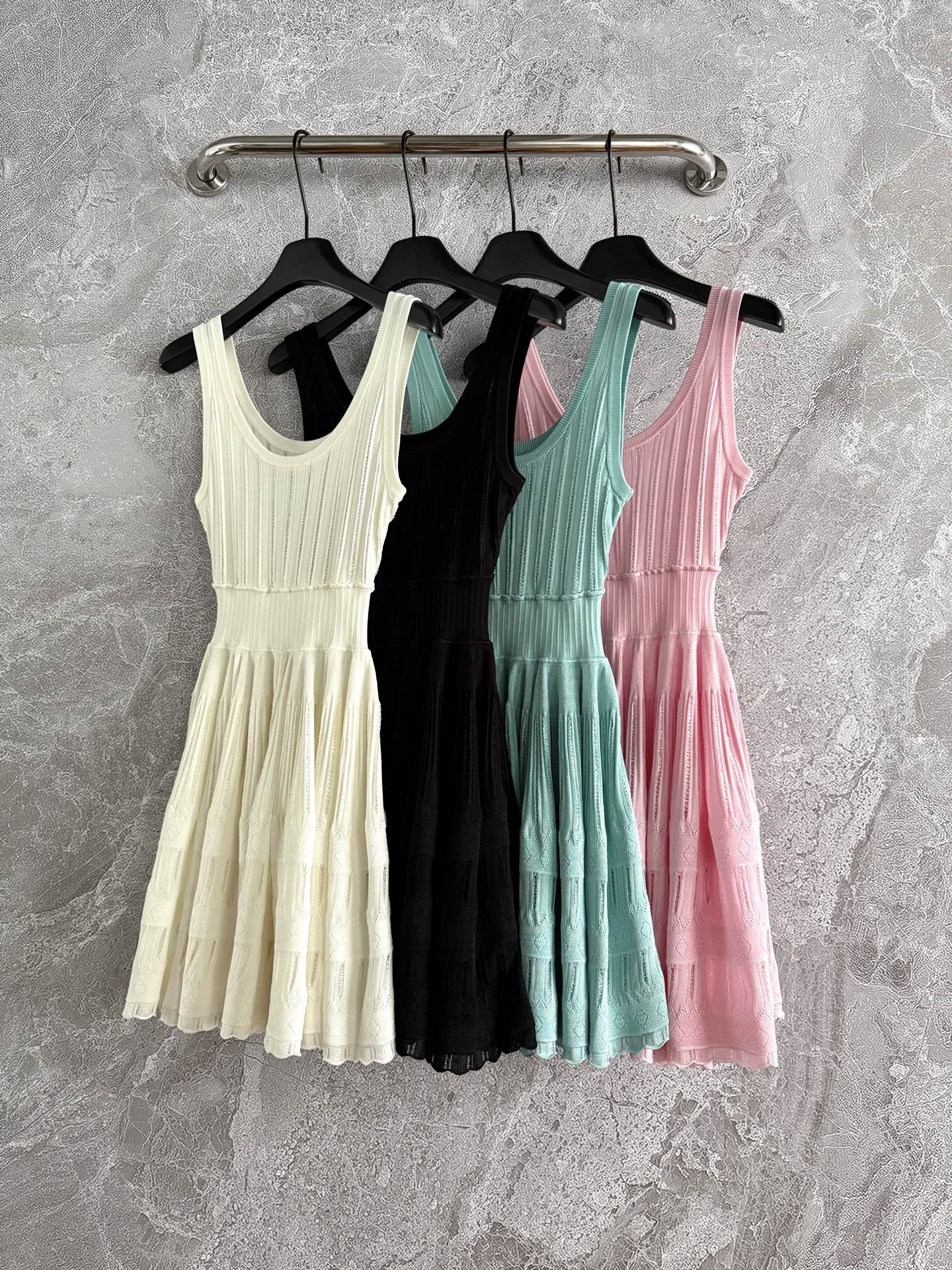 收腰背心连衣裙✨版型太好，腰线收得一绝，加宽高腰线，腰以下收褶a字大裙摆，整件用料非常舍得，要做到自然蓬