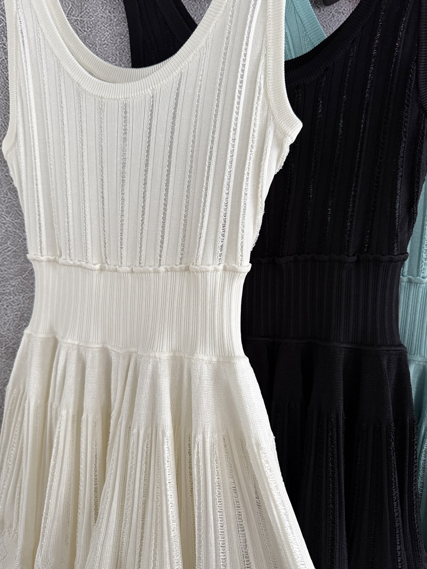 收腰背心连衣裙✨版型太好，腰线收得一绝，加宽高腰线，腰以下收褶a字大裙摆，整件用料非常舍得，要做到自然蓬