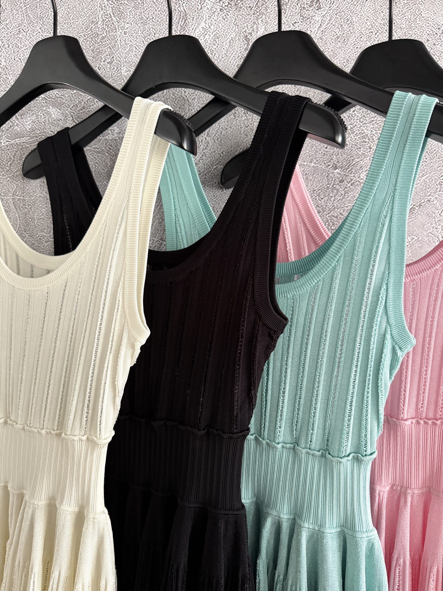 收腰背心连衣裙✨版型太好，腰线收得一绝，加宽高腰线，腰以下收褶a字大裙摆，整件用料非常舍得，要做到自然蓬