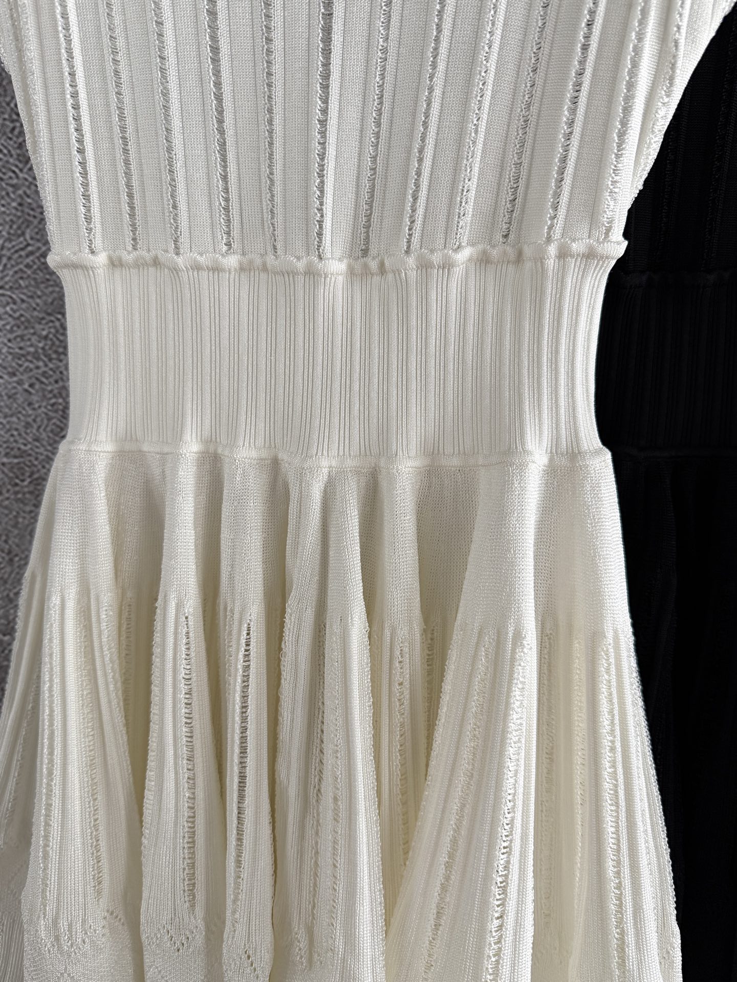 收腰背心连衣裙✨版型太好，腰线收得一绝，加宽高腰线，腰以下收褶a字大裙摆，整件用料非常舍得，要做到自然蓬