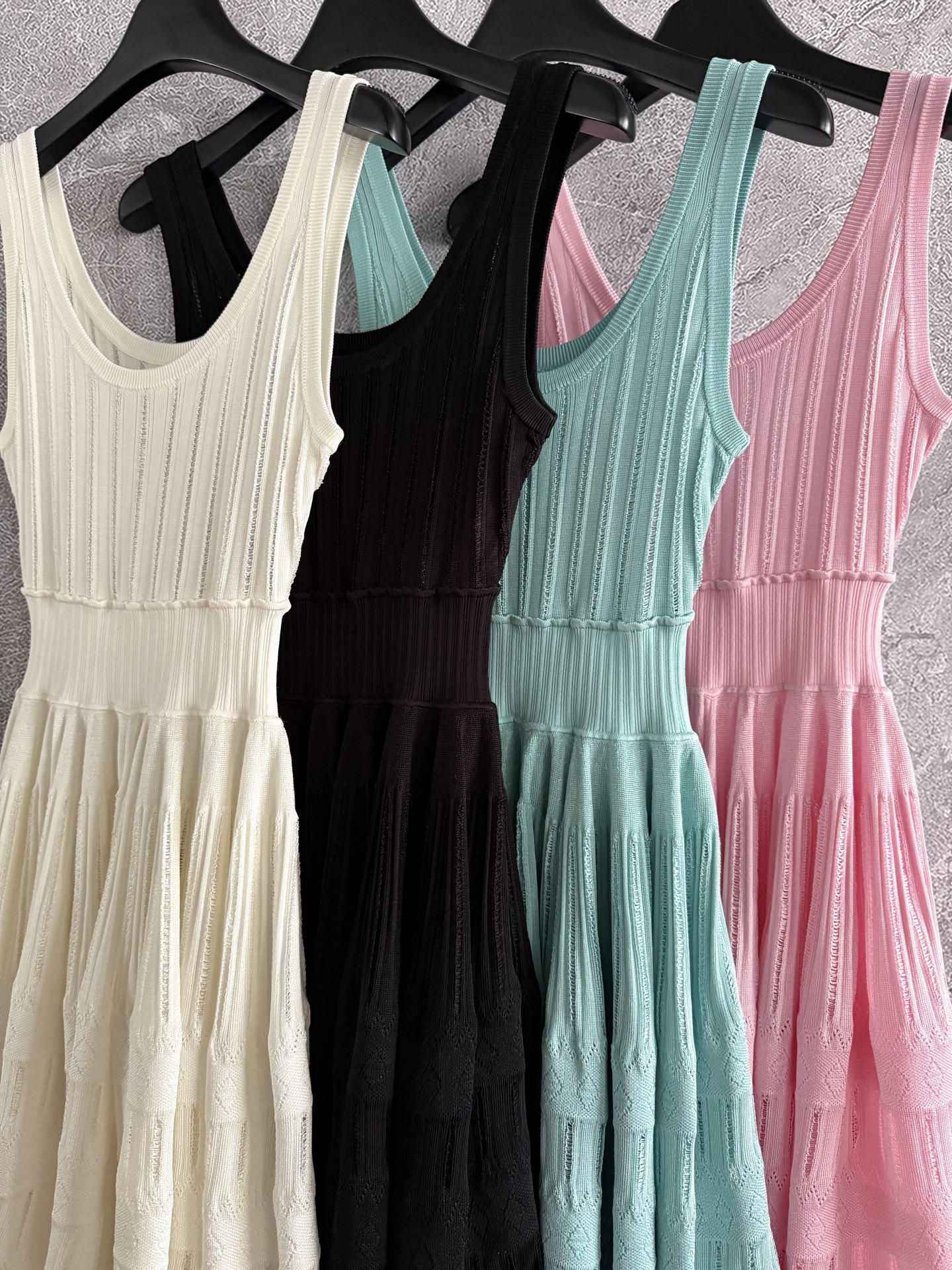 收腰背心连衣裙✨版型太好，腰线收得一绝，加宽高腰线，腰以下收褶a字大裙摆，整件用料非常舍得，要做到自然蓬