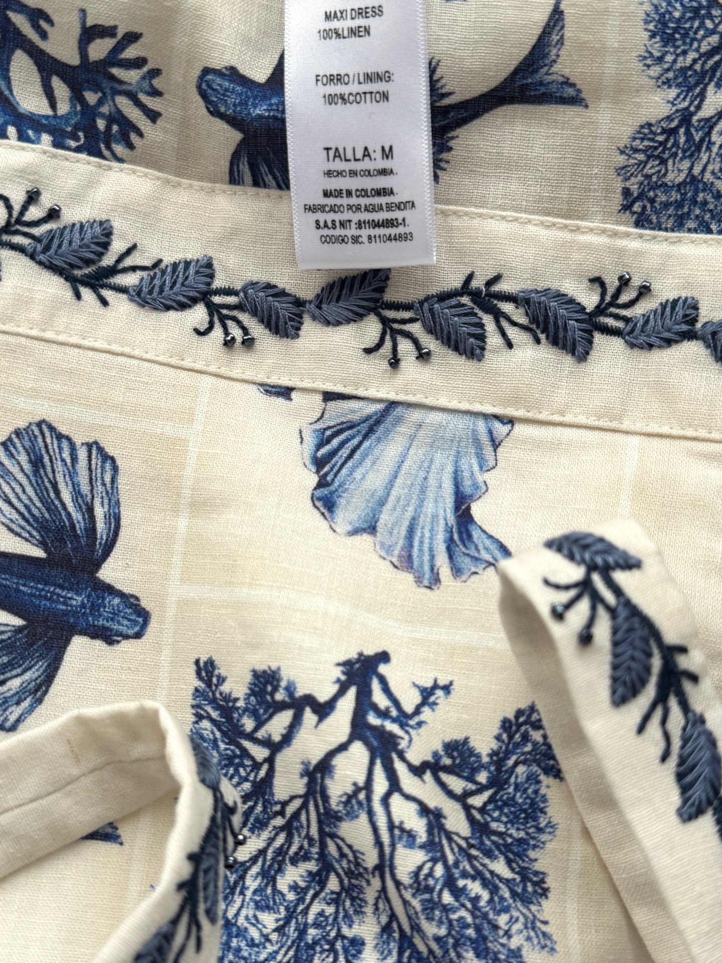 海岛梦境连衣裙✨蓝调清新又治愈印花，裙摆随海风轻晃，像海浪在跳舞，一直在被Agua的做工震惊，肩带、腰间