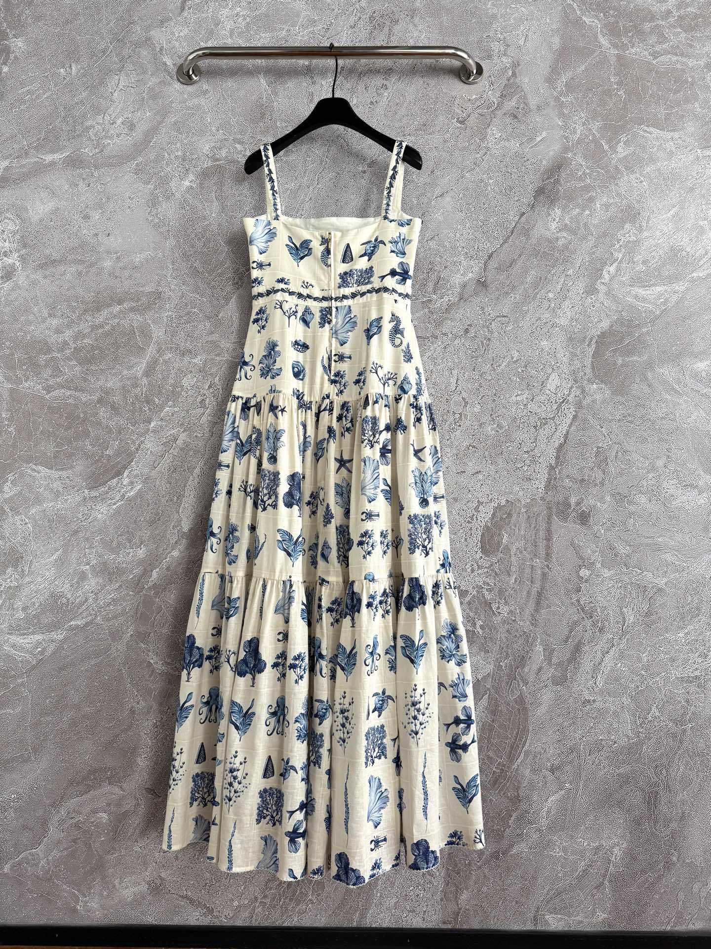 海岛梦境连衣裙✨蓝调清新又治愈印花，裙摆随海风轻晃，像海浪在跳舞，一直在被Agua的做工震惊，肩带、腰间