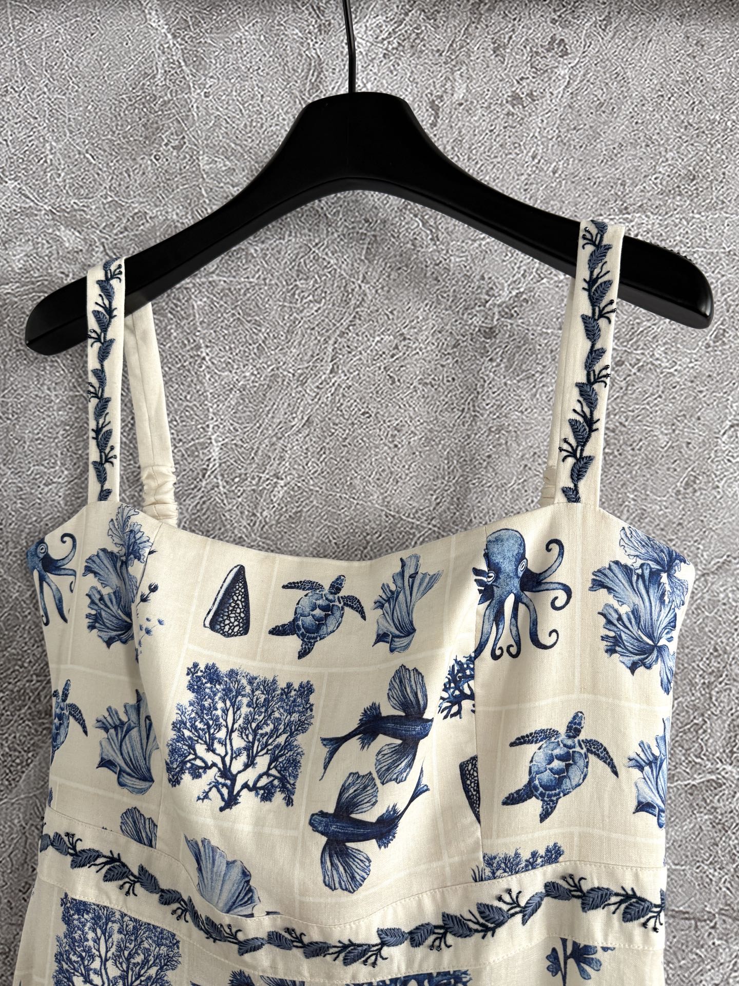 海岛梦境连衣裙✨蓝调清新又治愈印花，裙摆随海风轻晃，像海浪在跳舞，一直在被Agua的做工震惊，肩带、腰间