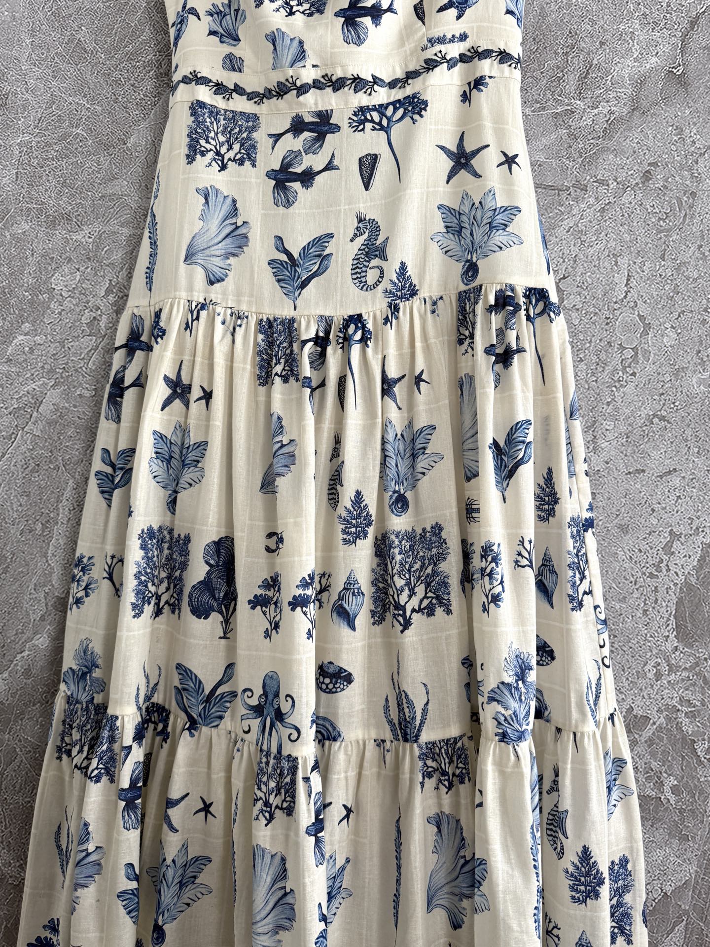 海岛梦境连衣裙✨蓝调清新又治愈印花，裙摆随海风轻晃，像海浪在跳舞，一直在被Agua的做工震惊，肩带、腰间