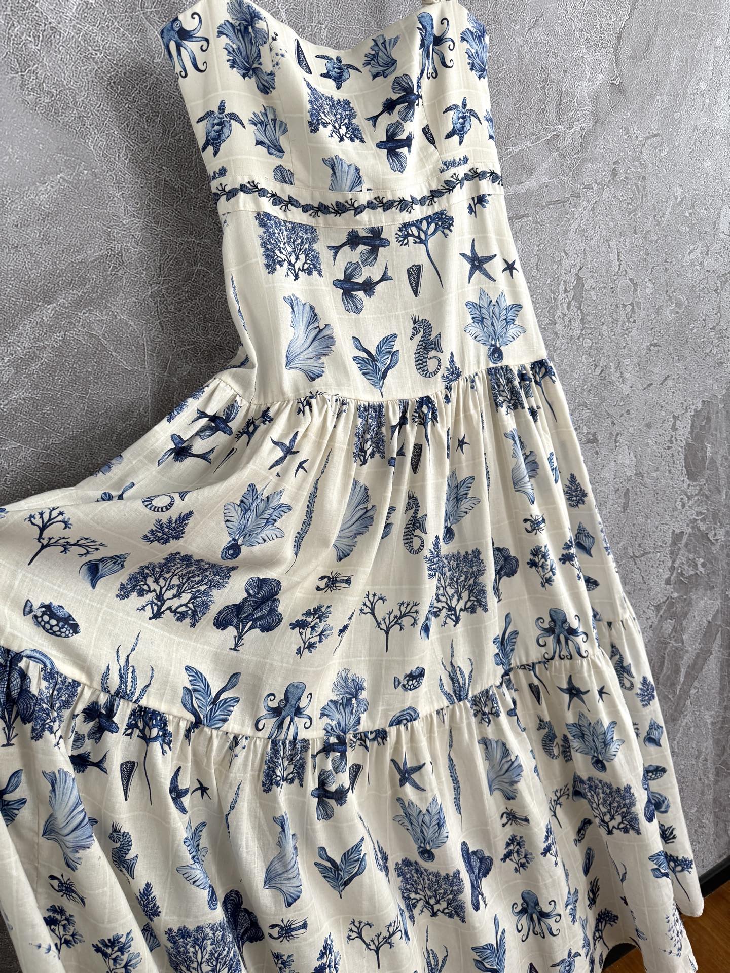 海岛梦境连衣裙✨蓝调清新又治愈印花，裙摆随海风轻晃，像海浪在跳舞，一直在被Agua的做工震惊，肩带、腰间