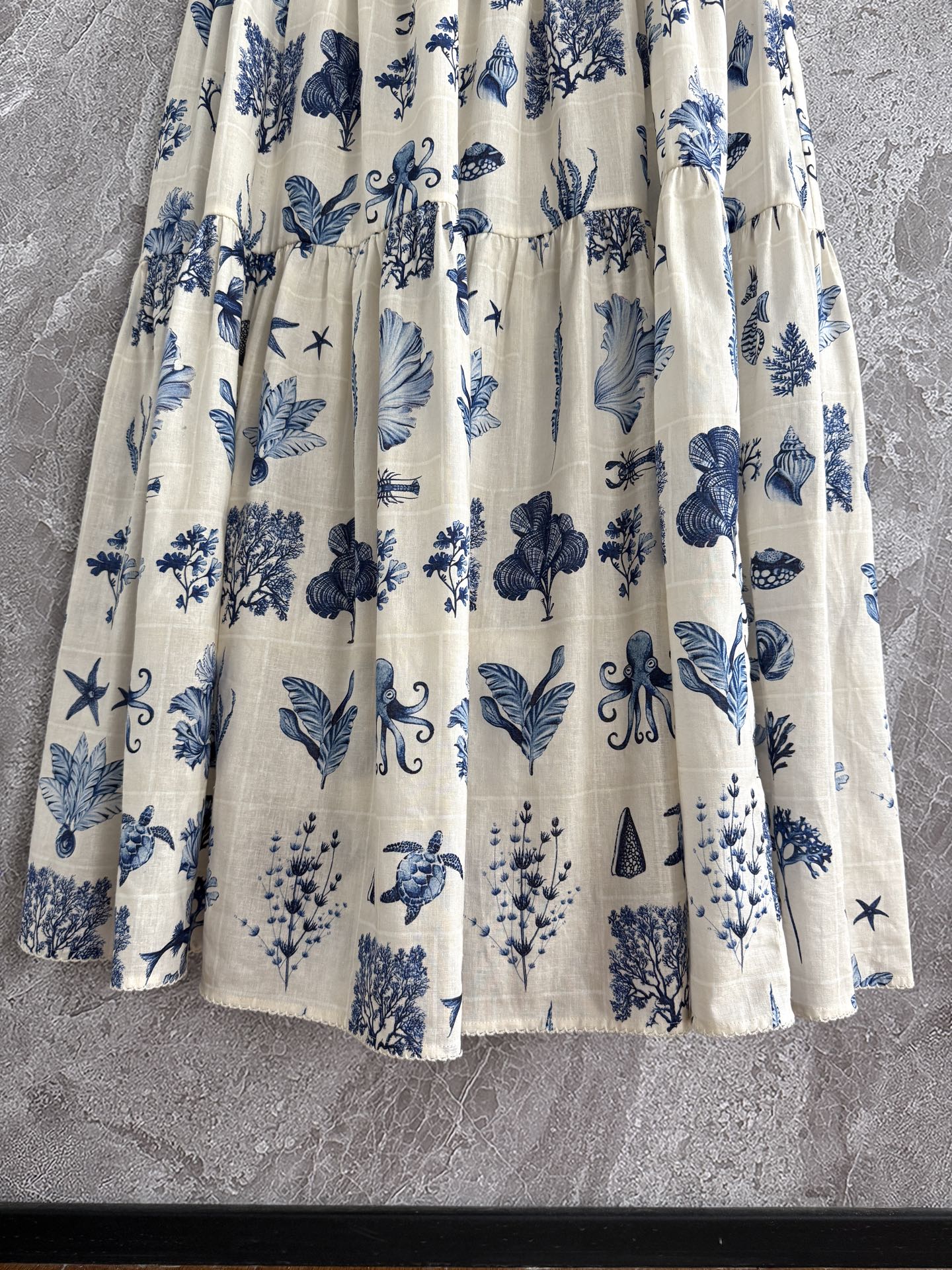 海岛梦境连衣裙✨蓝调清新又治愈印花，裙摆随海风轻晃，像海浪在跳舞，一直在被Agua的做工震惊，肩带、腰间