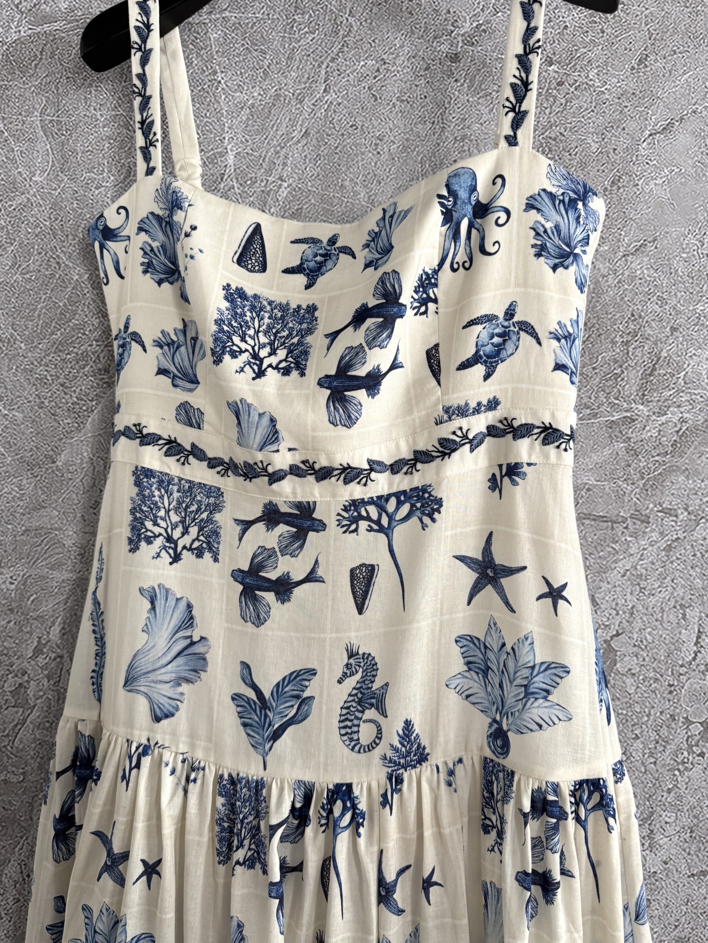 海岛梦境连衣裙✨蓝调清新又治愈印花，裙摆随海风轻晃，像海浪在跳舞，一直在被Agua的做工震惊，肩带、腰间