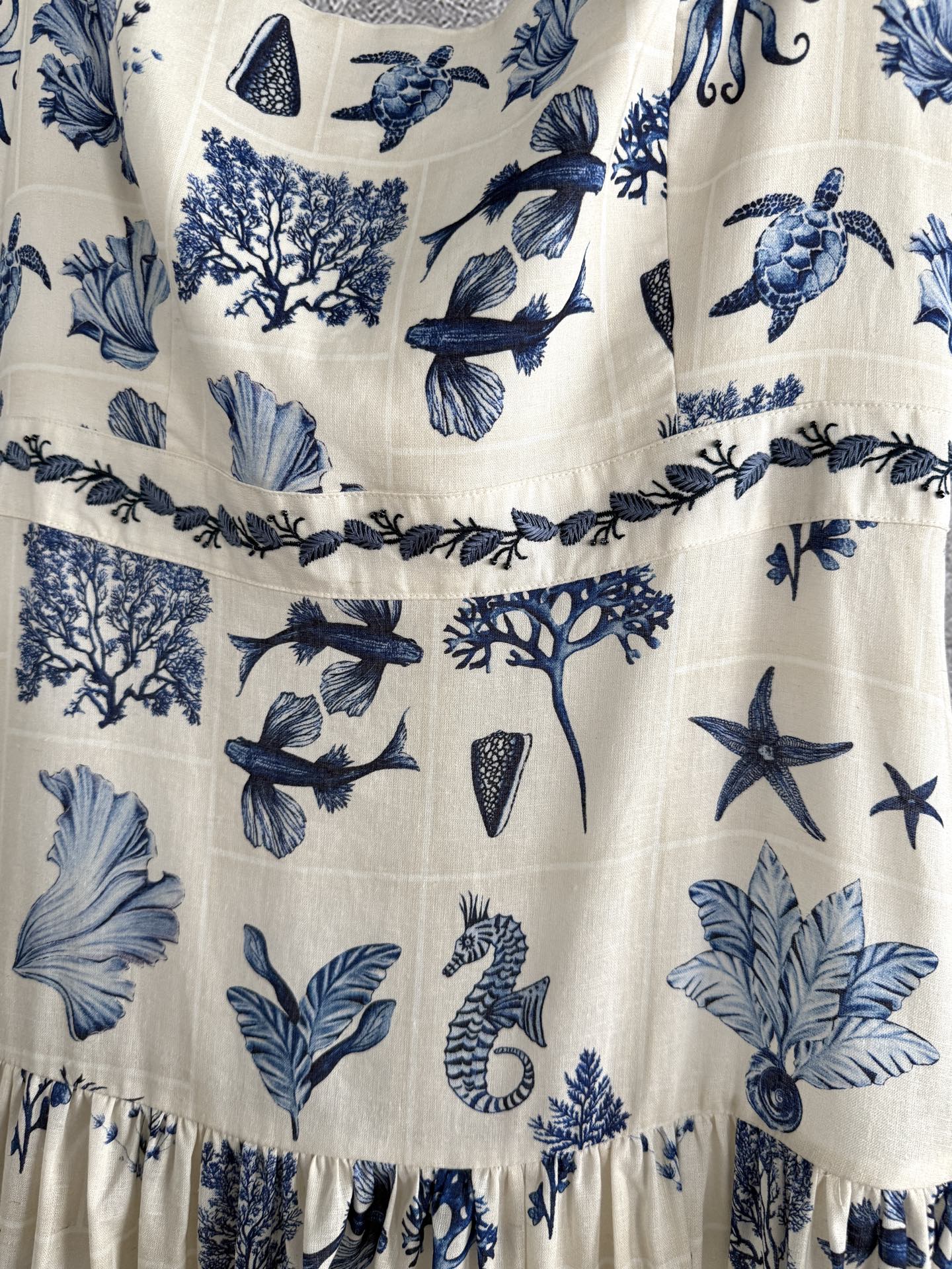 海岛梦境连衣裙✨蓝调清新又治愈印花，裙摆随海风轻晃，像海浪在跳舞，一直在被Agua的做工震惊，肩带、腰间