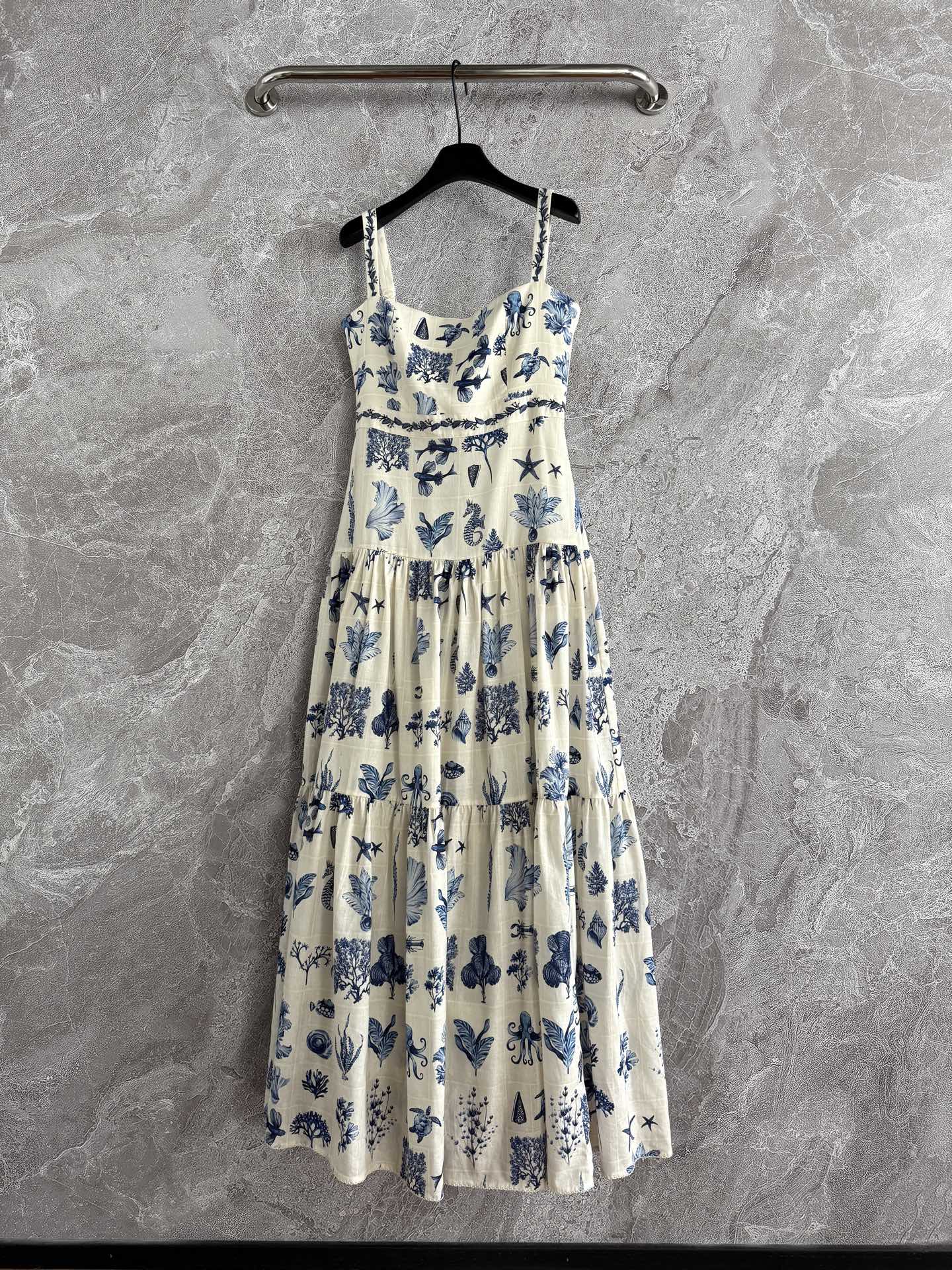 海岛梦境连衣裙✨蓝调清新又治愈印花，裙摆随海风轻晃，像海浪在跳舞，一直在被Agua的做工震惊，肩带、腰间