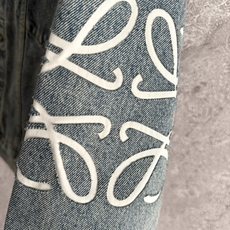 现货激光切割牛仔外套✨中克重水洗棉质丹宁牛仔夹克,具备挺阔造型支撑衣型不软塌,复古做旧的褪色,颜色上独一 现货激光切割牛仔外套✨中克重水洗棉质丹宁牛仔夹克,具备挺阔造型支撑衣型不软塌,复古做旧的褪色,颜色上独一