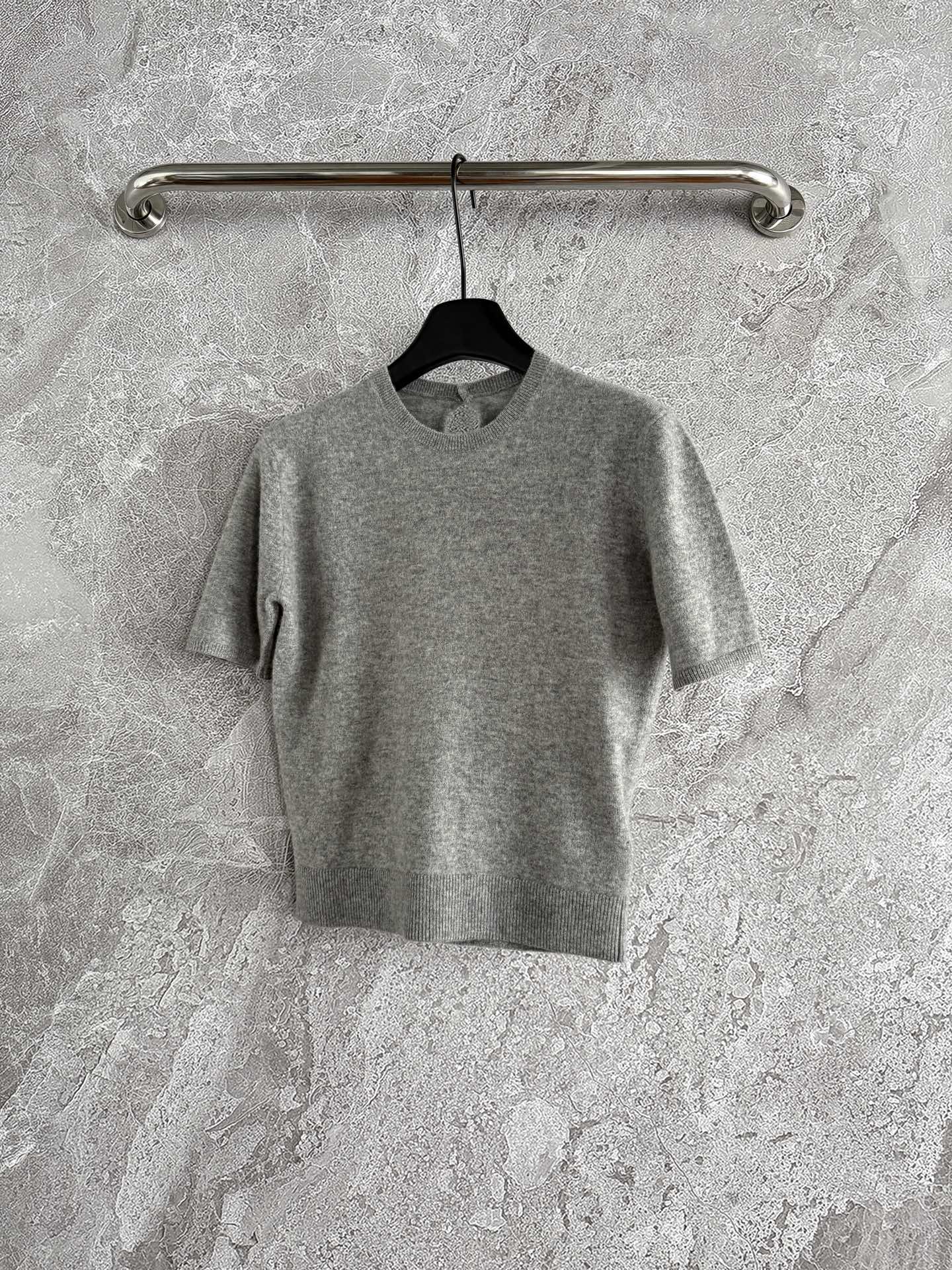 现货‼️‼️🛒款号10/简约针织上衣✨打破繁与简的堡垒，感受柔软与舒适，肩缝撞色拼接，和很特殊的工艺，小