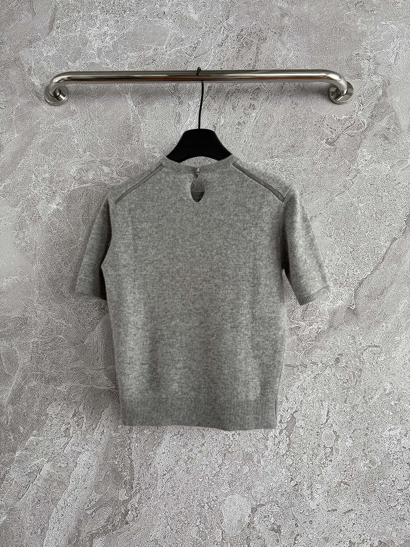 现货‼️‼️🛒款号10/简约针织上衣✨打破繁与简的堡垒，感受柔软与舒适，肩缝撞色拼接，和很特殊的工艺，小