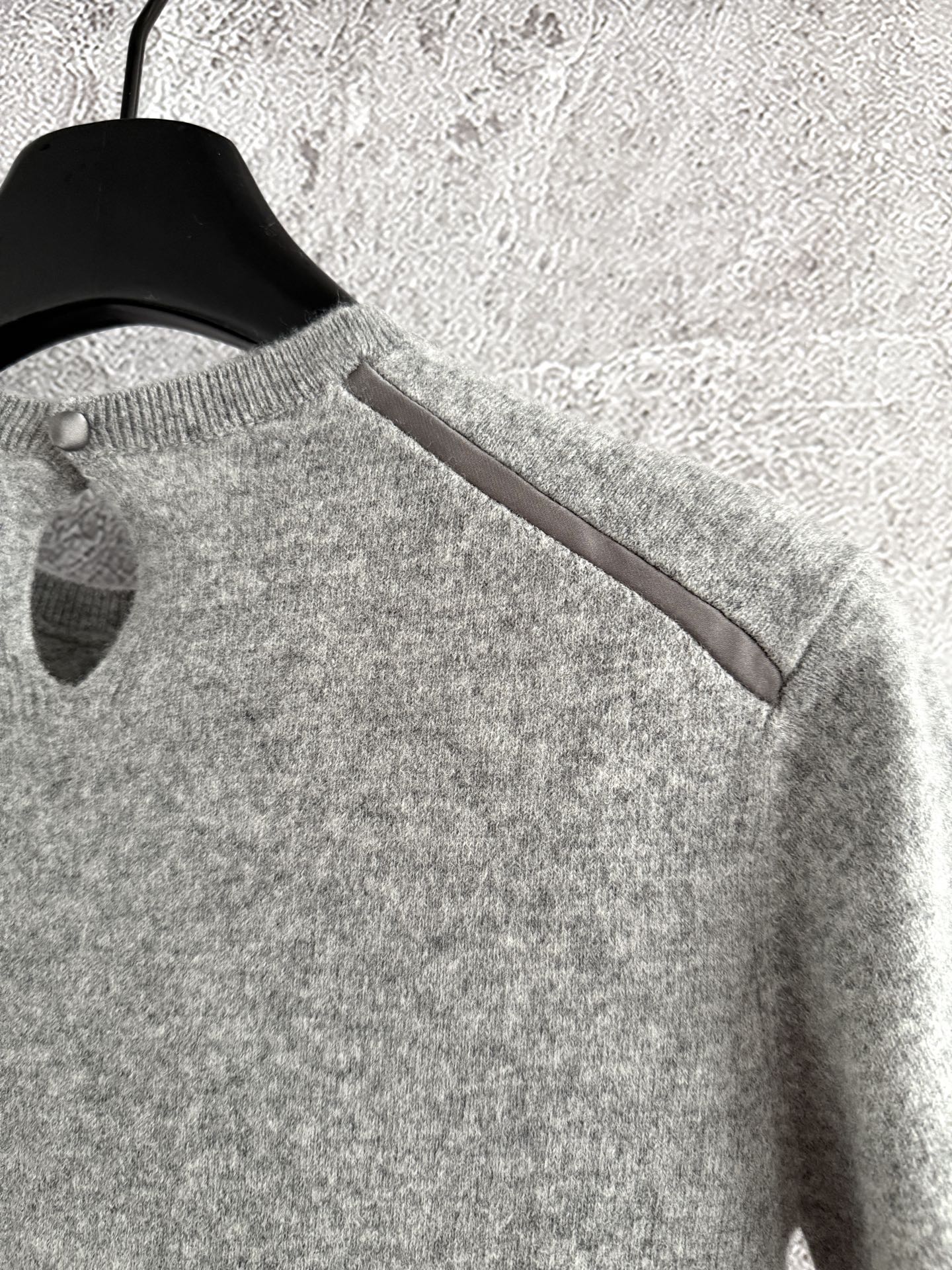 现货‼️‼️🛒款号10/简约针织上衣✨打破繁与简的堡垒，感受柔软与舒适，肩缝撞色拼接，和很特殊的工艺，小