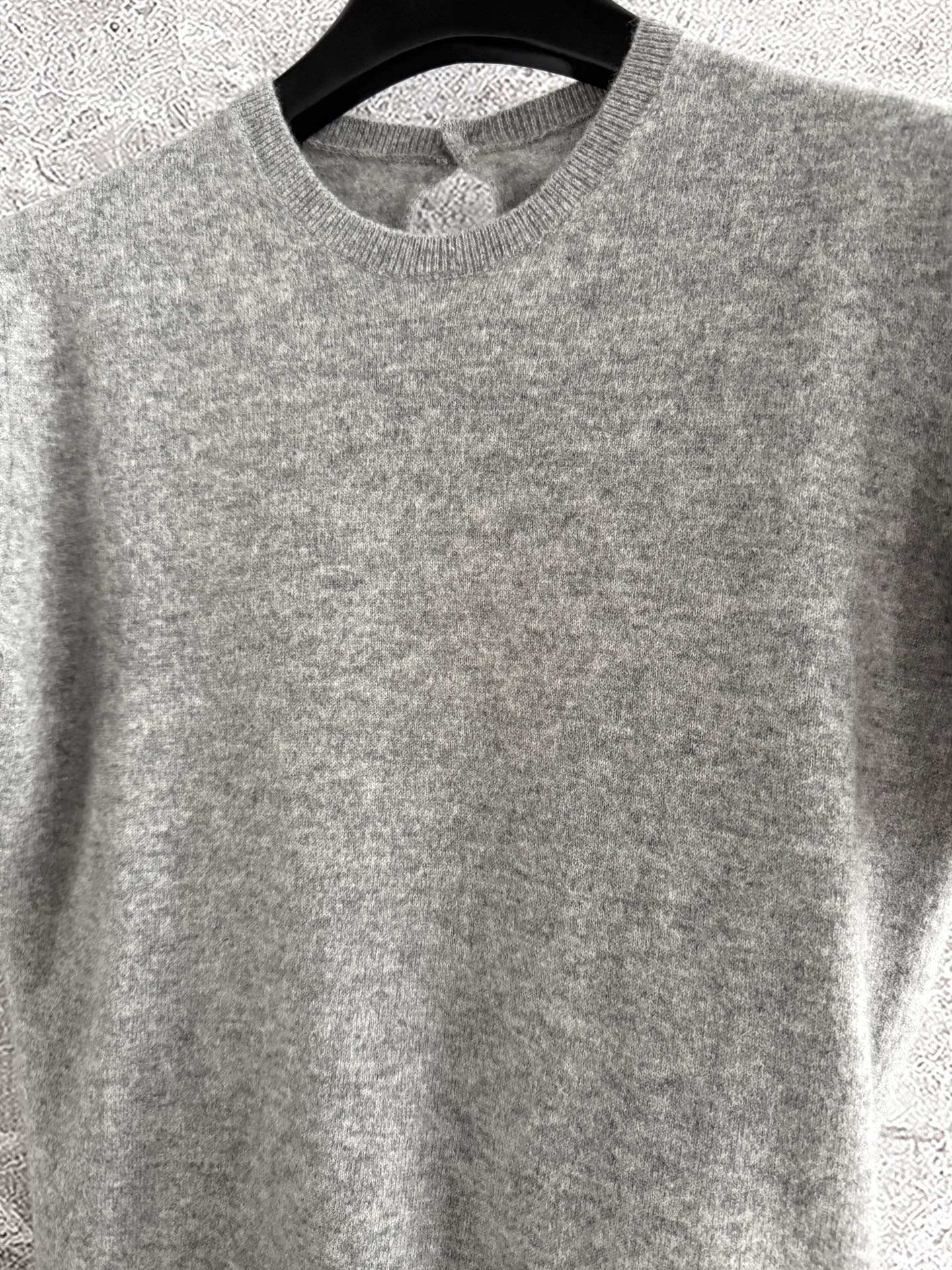 现货‼️‼️🛒款号10/简约针织上衣✨打破繁与简的堡垒，感受柔软与舒适，肩缝撞色拼接，和很特殊的工艺，小