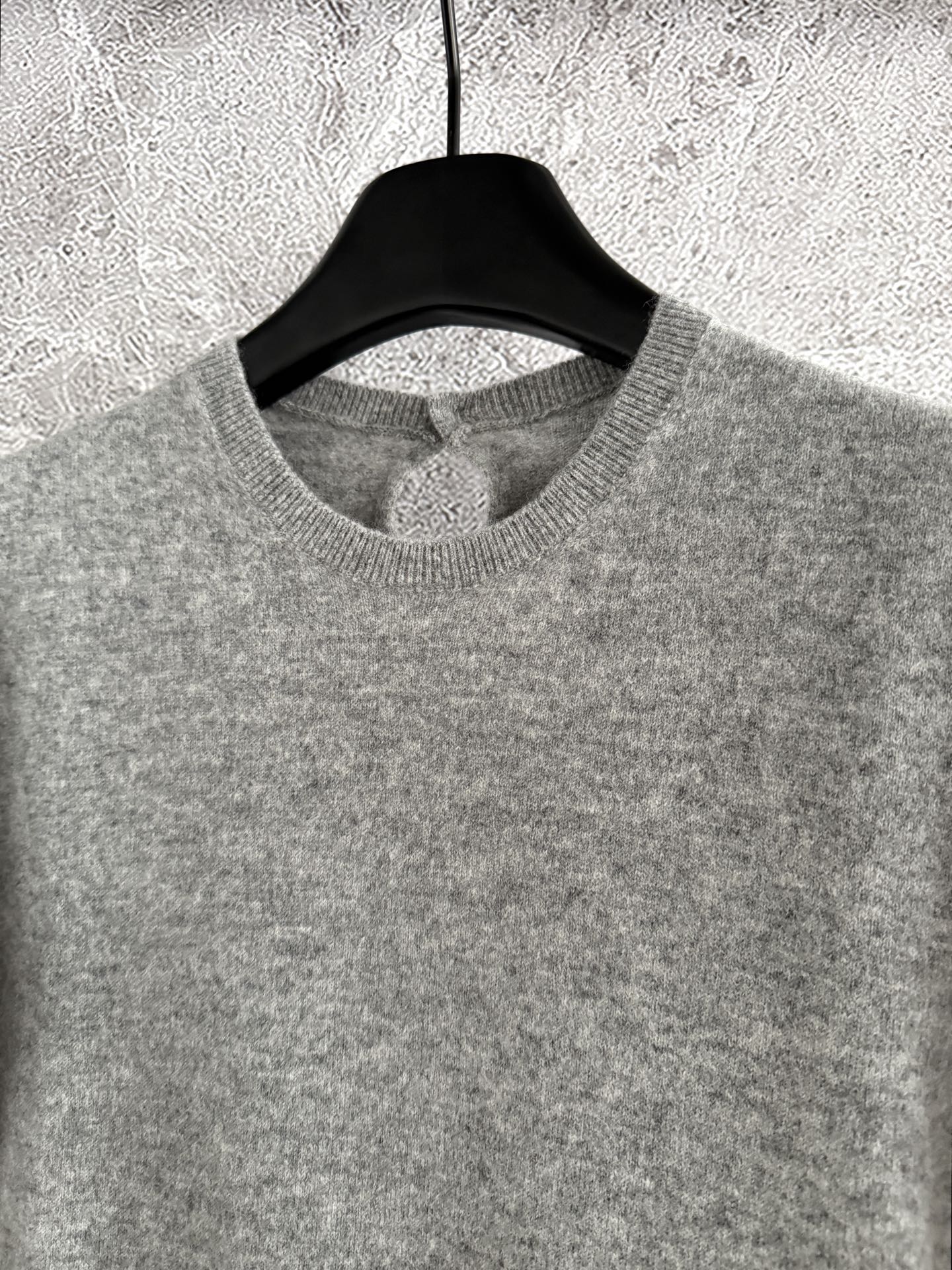 现货‼️‼️🛒款号10/简约针织上衣✨打破繁与简的堡垒，感受柔软与舒适，肩缝撞色拼接，和很特殊的工艺，小