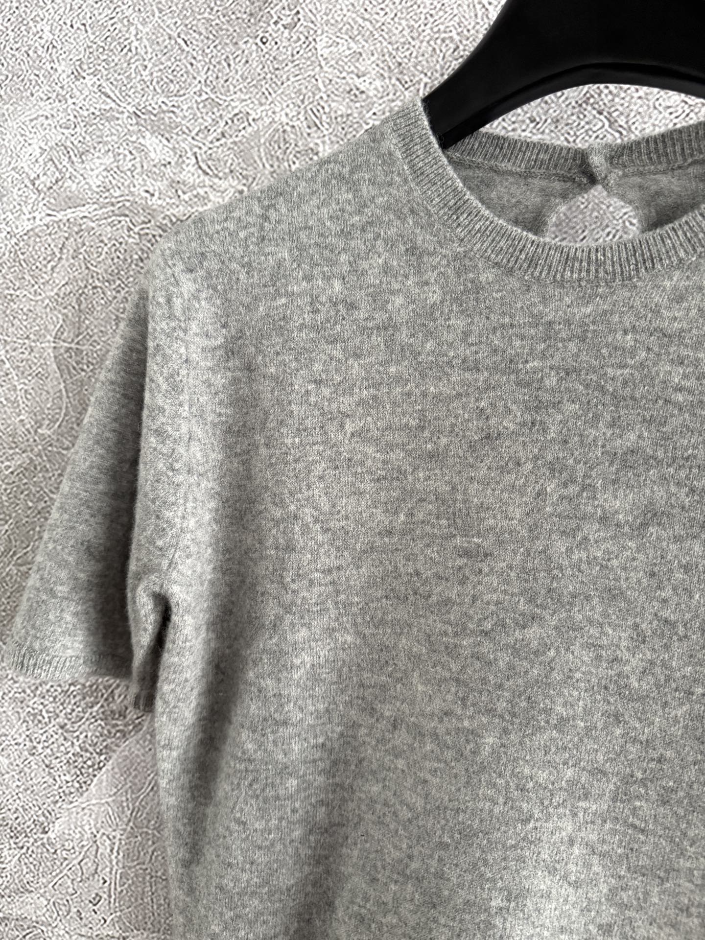 现货‼️‼️🛒款号10/简约针织上衣✨打破繁与简的堡垒，感受柔软与舒适，肩缝撞色拼接，和很特殊的工艺，小