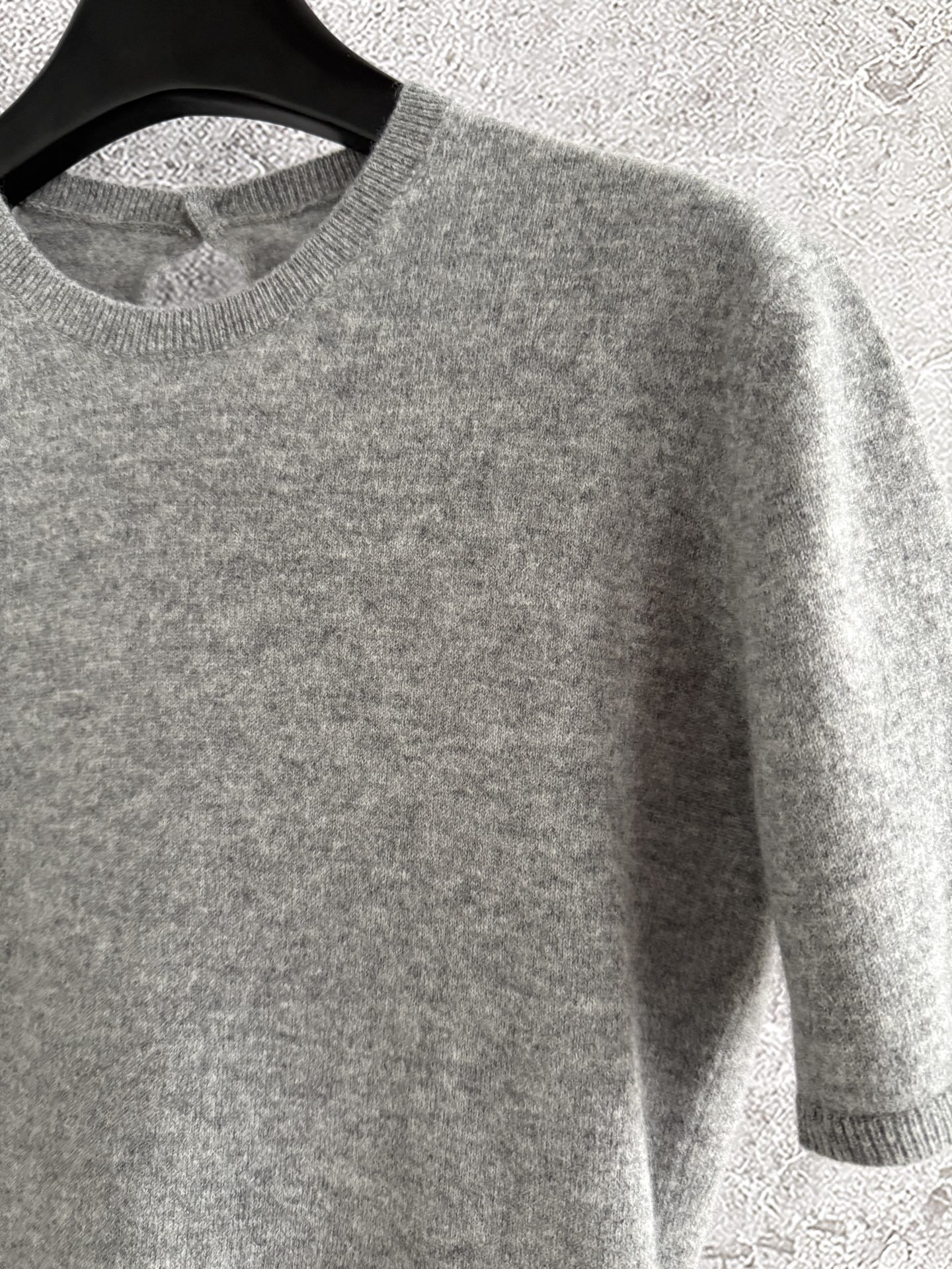 现货‼️‼️🛒款号10/简约针织上衣✨打破繁与简的堡垒，感受柔软与舒适，肩缝撞色拼接，和很特殊的工艺，小