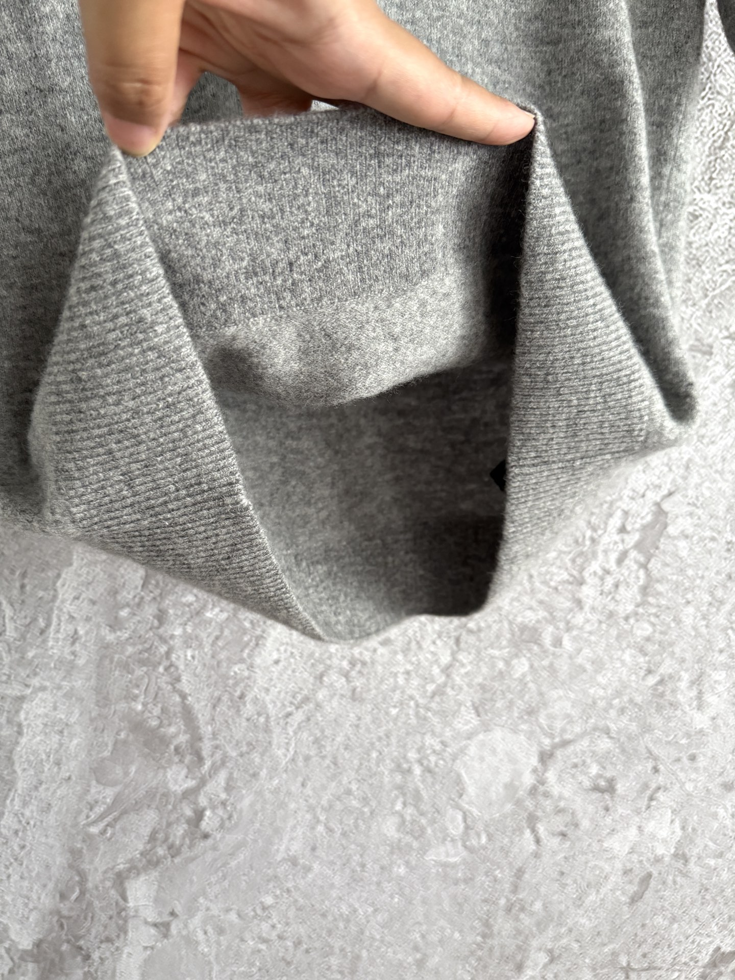 现货‼️‼️🛒款号10/简约针织上衣✨打破繁与简的堡垒，感受柔软与舒适，肩缝撞色拼接，和很特殊的工艺，小