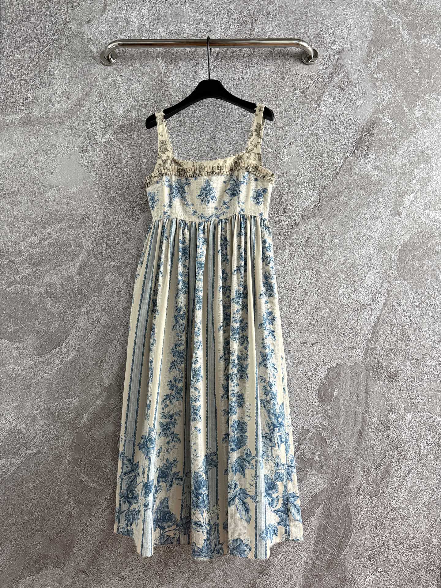 钉珠缀饰亚麻连衣裙✨宫廷主义，淡雅蓝色碎花印花，是经典的版型了，方领口用小珍珠点缀，全手工定位缝制、耗时