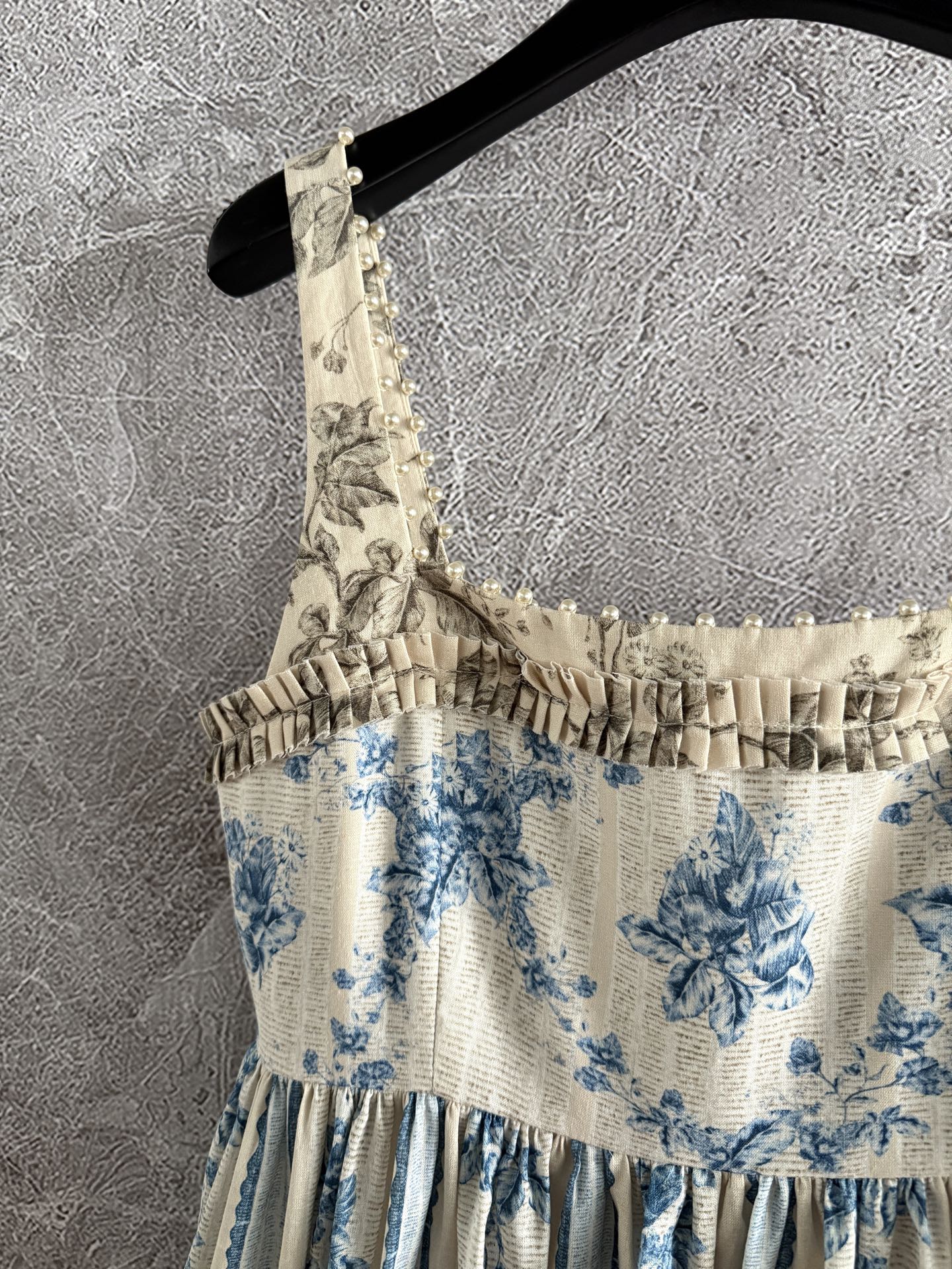 钉珠缀饰亚麻连衣裙✨宫廷主义，淡雅蓝色碎花印花，是经典的版型了，方领口用小珍珠点缀，全手工定位缝制、耗时