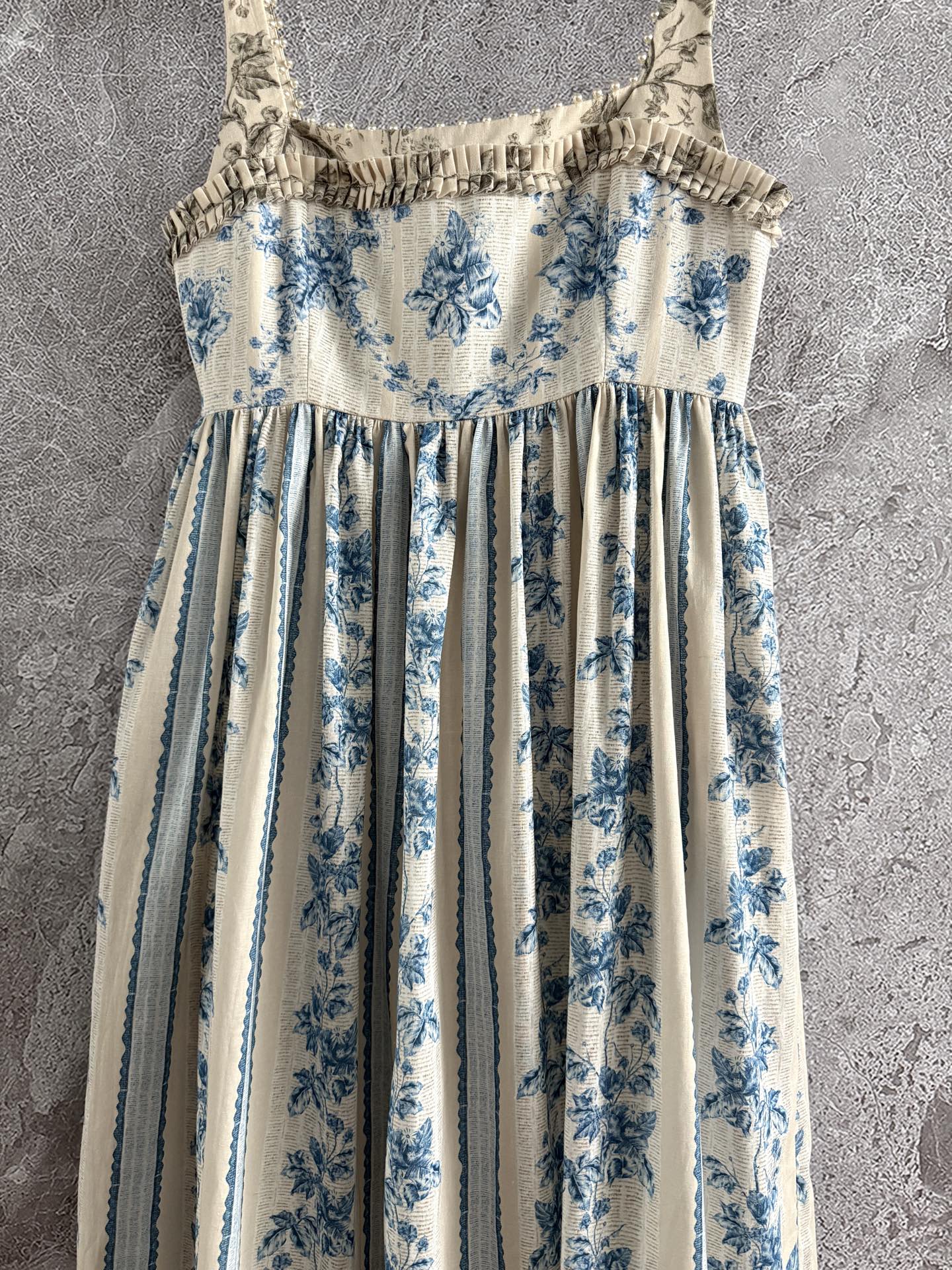 钉珠缀饰亚麻连衣裙✨宫廷主义，淡雅蓝色碎花印花，是经典的版型了，方领口用小珍珠点缀，全手工定位缝制、耗时