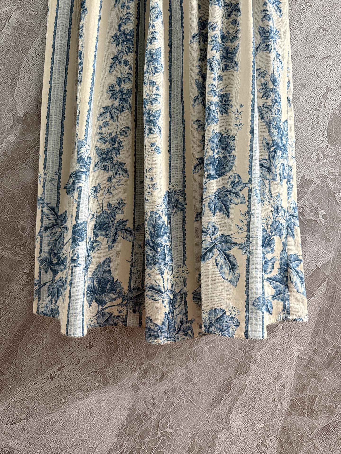 钉珠缀饰亚麻连衣裙✨宫廷主义，淡雅蓝色碎花印花，是经典的版型了，方领口用小珍珠点缀，全手工定位缝制、耗时