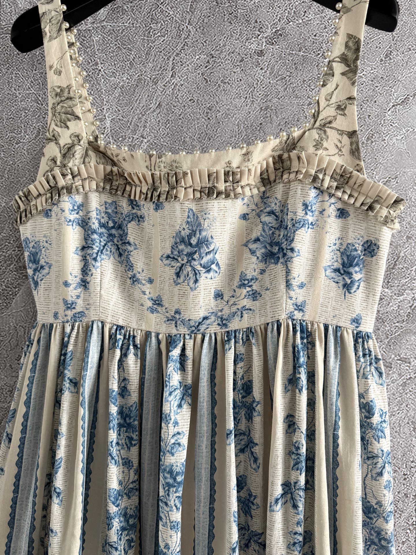 钉珠缀饰亚麻连衣裙✨宫廷主义，淡雅蓝色碎花印花，是经典的版型了，方领口用小珍珠点缀，全手工定位缝制、耗时