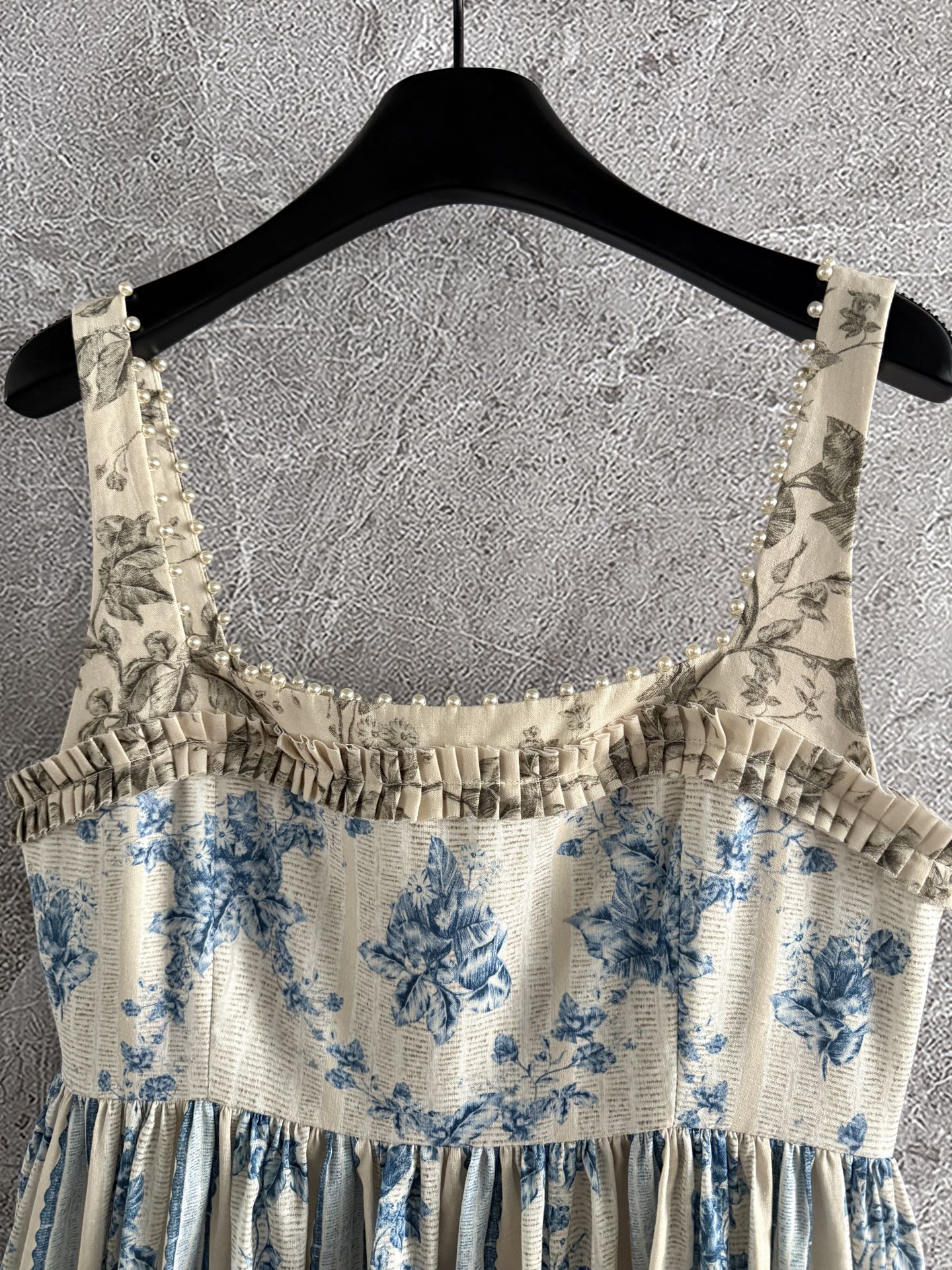 钉珠缀饰亚麻连衣裙✨宫廷主义，淡雅蓝色碎花印花，是经典的版型了，方领口用小珍珠点缀，全手工定位缝制、耗时