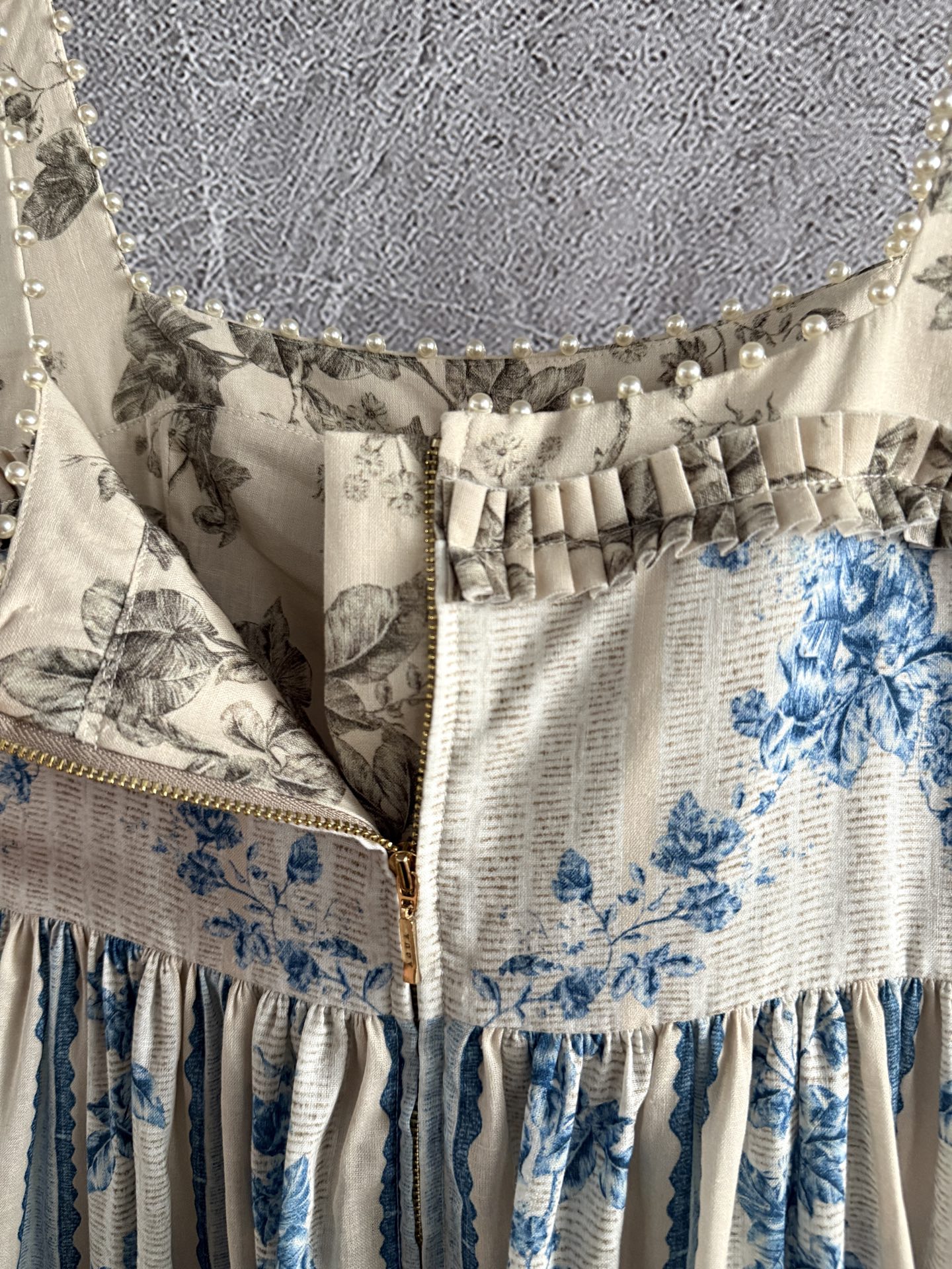 钉珠缀饰亚麻连衣裙✨宫廷主义，淡雅蓝色碎花印花，是经典的版型了，方领口用小珍珠点缀，全手工定位缝制、耗时