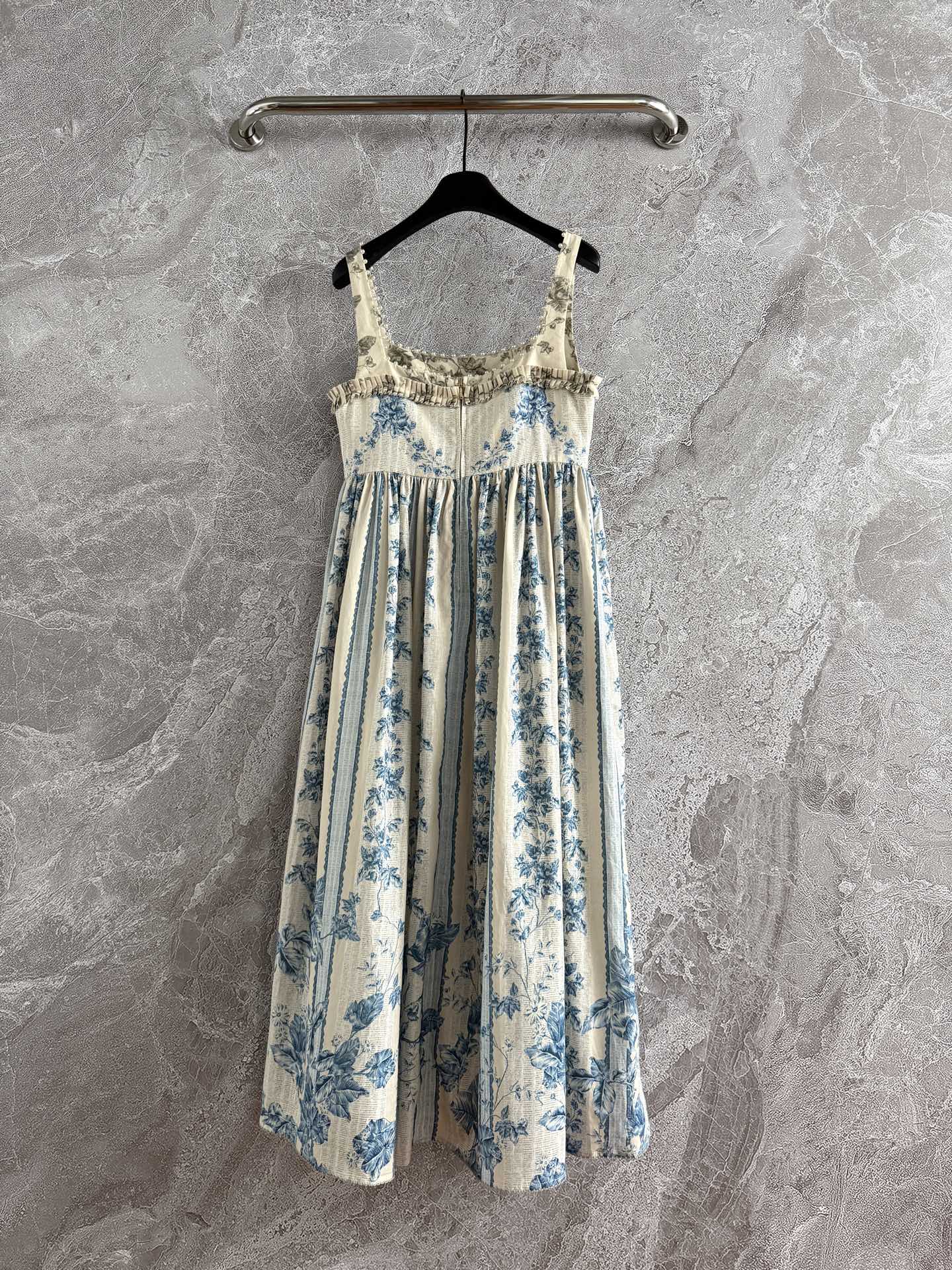 钉珠缀饰亚麻连衣裙✨宫廷主义，淡雅蓝色碎花印花，是经典的版型了，方领口用小珍珠点缀，全手工定位缝制、耗时