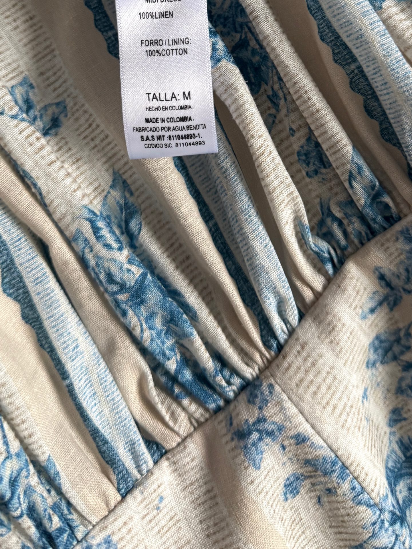 钉珠缀饰亚麻连衣裙✨宫廷主义，淡雅蓝色碎花印花，是经典的版型了，方领口用小珍珠点缀，全手工定位缝制、耗时