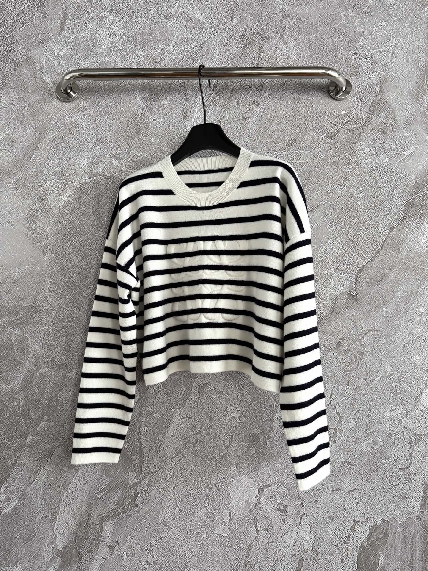 浮雕毛衣✨先在面料上印定型硅胶，涉及到磨具开模（时间长了凹凸也不会塌陷，强压力情况下都不会变型，我们用的