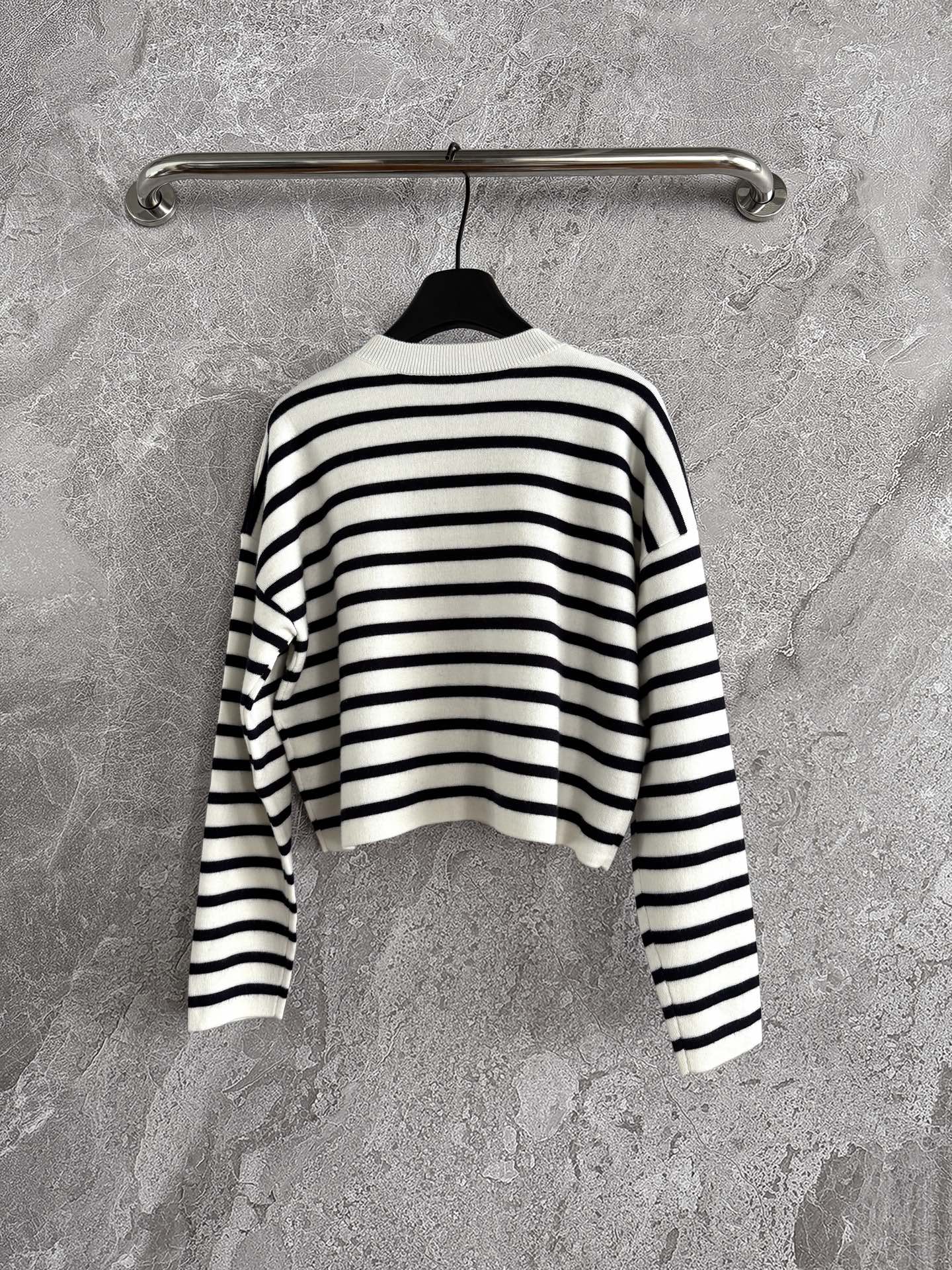 浮雕毛衣✨先在面料上印定型硅胶，涉及到磨具开模（时间长了凹凸也不会塌陷，强压力情况下都不会变型，我们用的