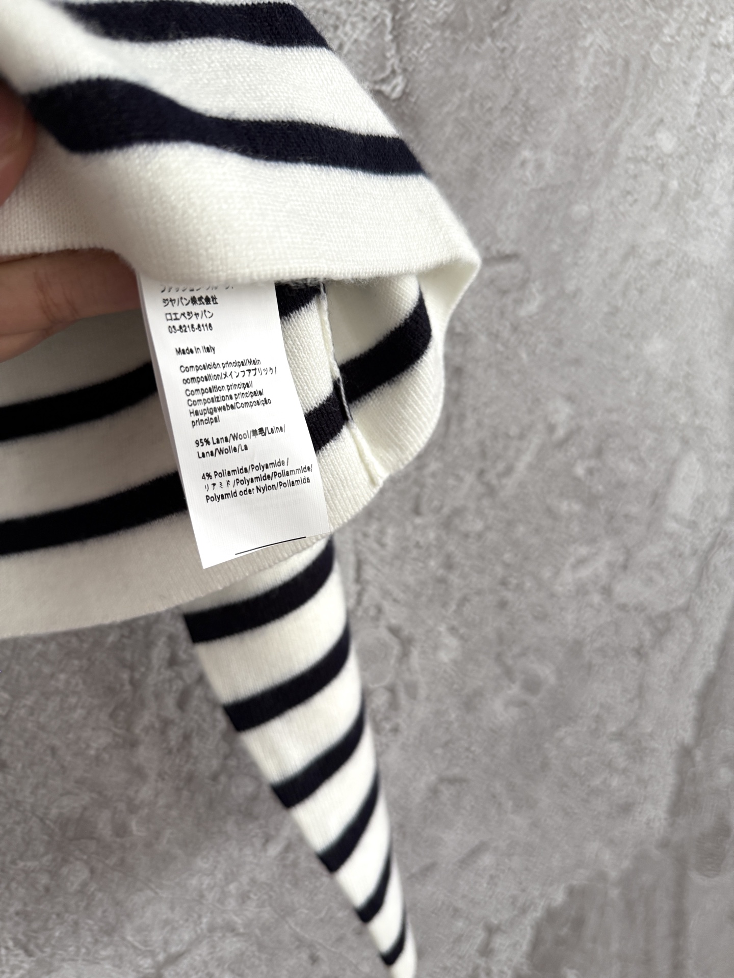 浮雕毛衣✨先在面料上印定型硅胶，涉及到磨具开模（时间长了凹凸也不会塌陷，强压力情况下都不会变型，我们用的