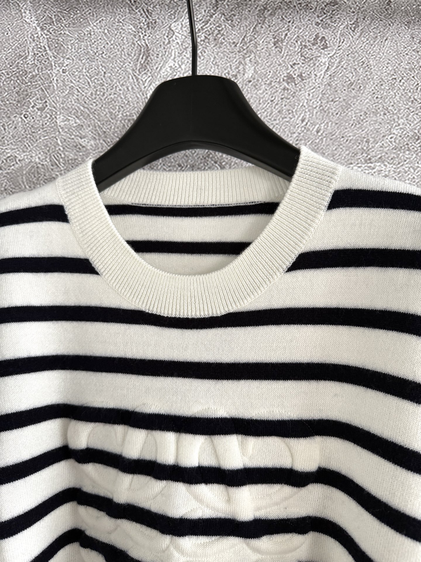 浮雕毛衣✨先在面料上印定型硅胶，涉及到磨具开模（时间长了凹凸也不会塌陷，强压力情况下都不会变型，我们用的