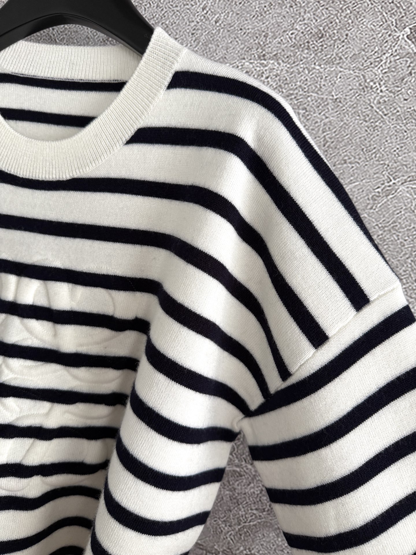 浮雕毛衣✨先在面料上印定型硅胶，涉及到磨具开模（时间长了凹凸也不会塌陷，强压力情况下都不会变型，我们用的