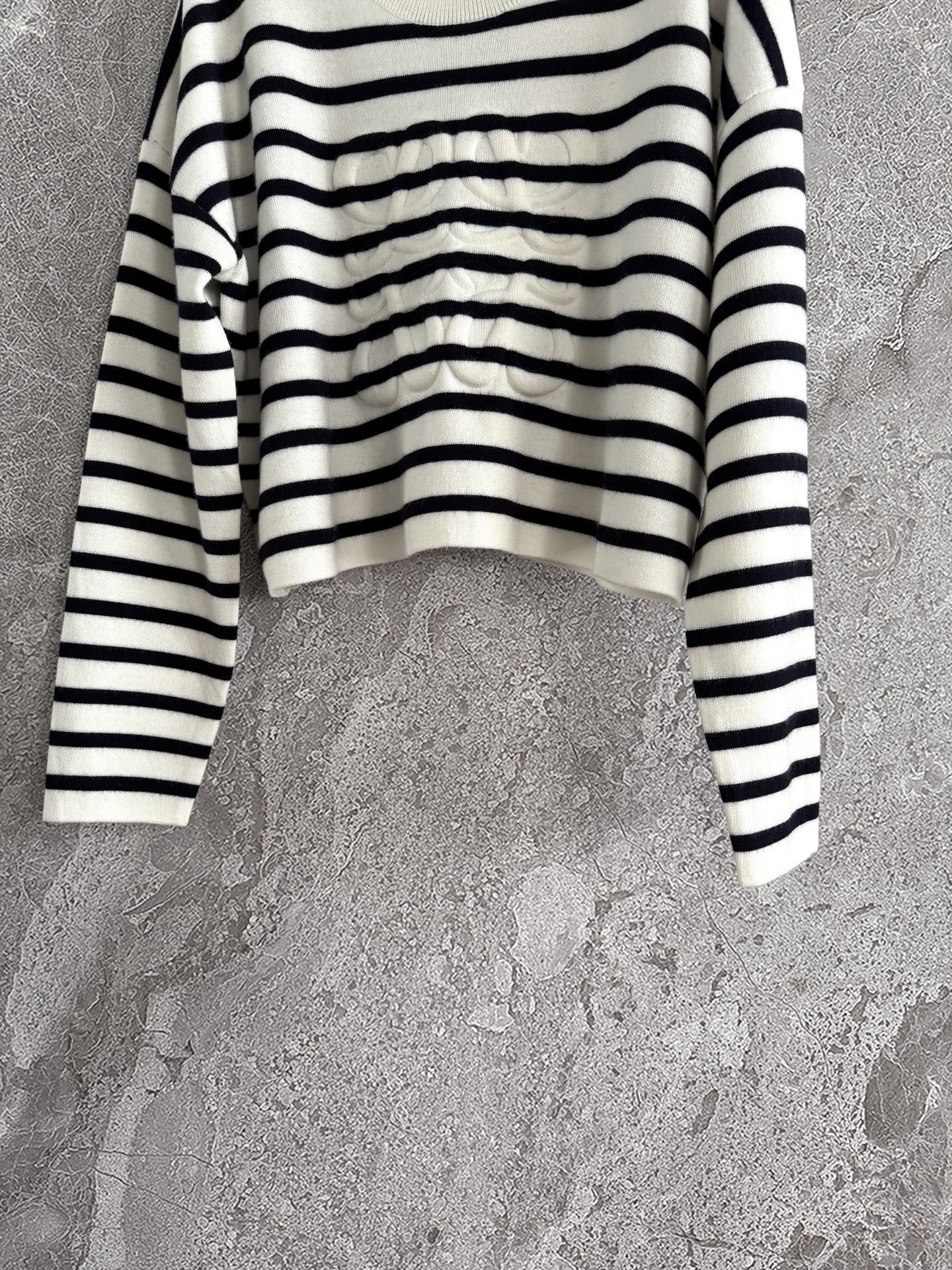 浮雕毛衣✨先在面料上印定型硅胶，涉及到磨具开模（时间长了凹凸也不会塌陷，强压力情况下都不会变型，我们用的