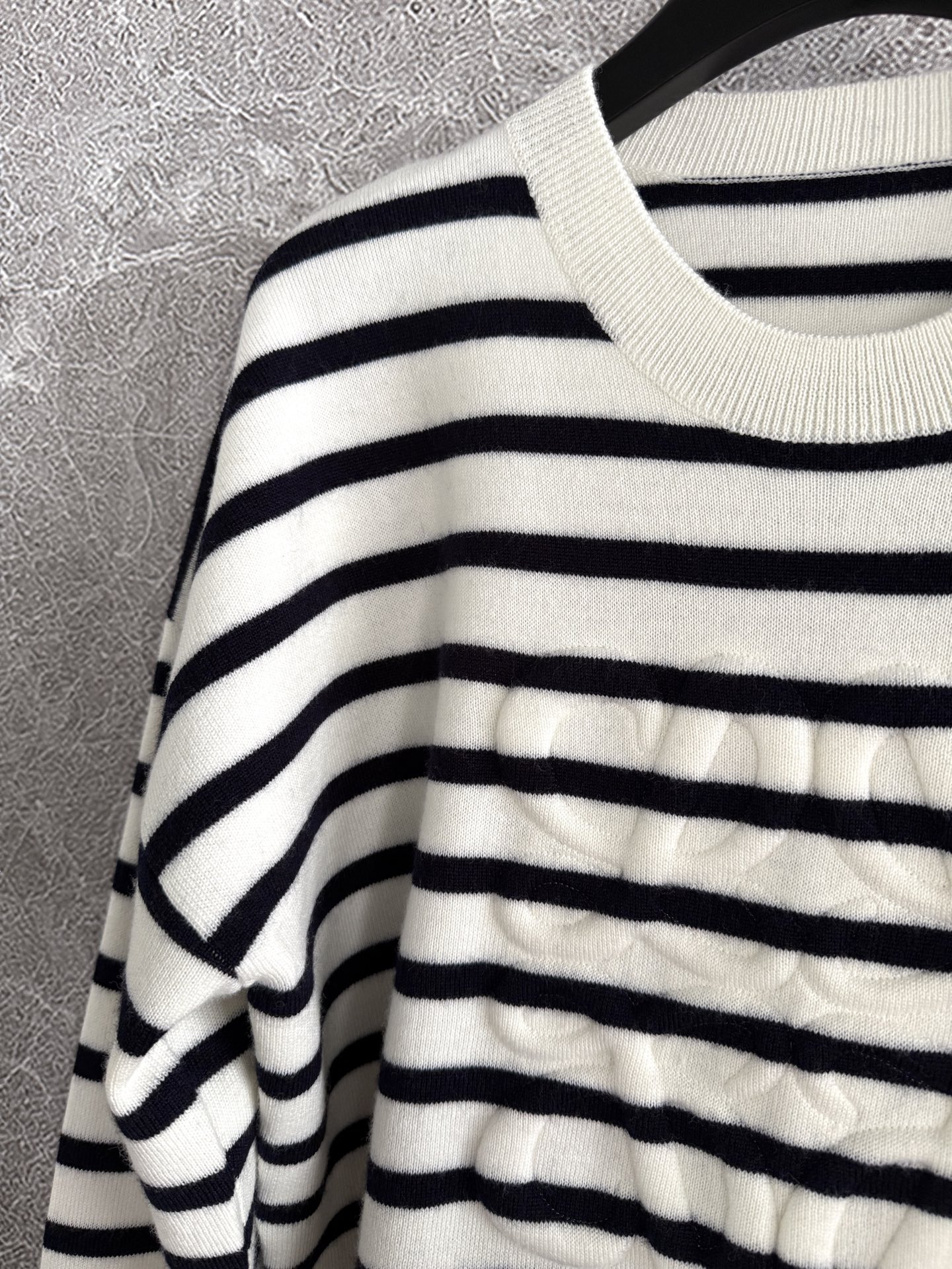 浮雕毛衣✨先在面料上印定型硅胶，涉及到磨具开模（时间长了凹凸也不会塌陷，强压力情况下都不会变型，我们用的