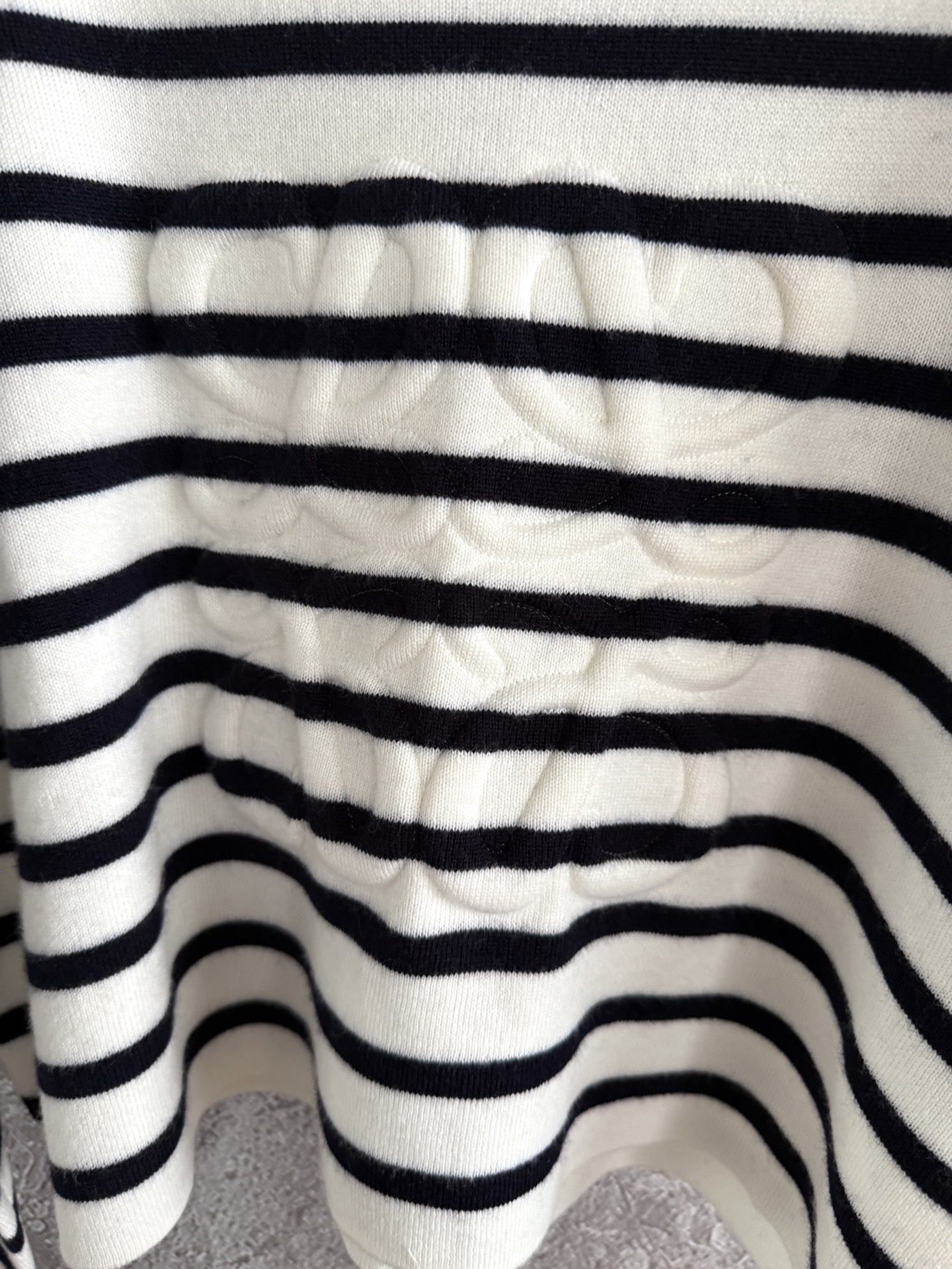 浮雕毛衣✨先在面料上印定型硅胶，涉及到磨具开模（时间长了凹凸也不会塌陷，强压力情况下都不会变型，我们用的