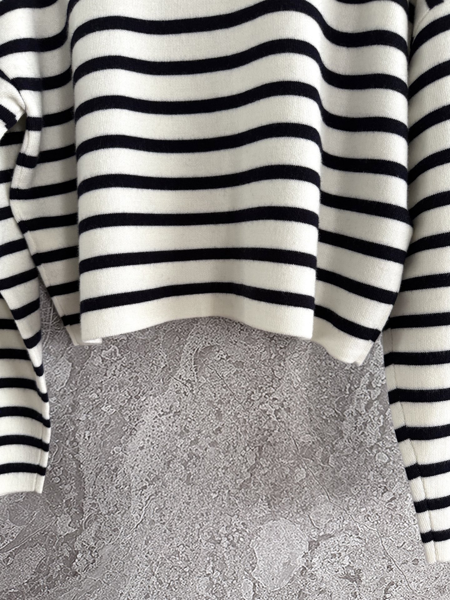 浮雕毛衣✨先在面料上印定型硅胶，涉及到磨具开模（时间长了凹凸也不会塌陷，强压力情况下都不会变型，我们用的