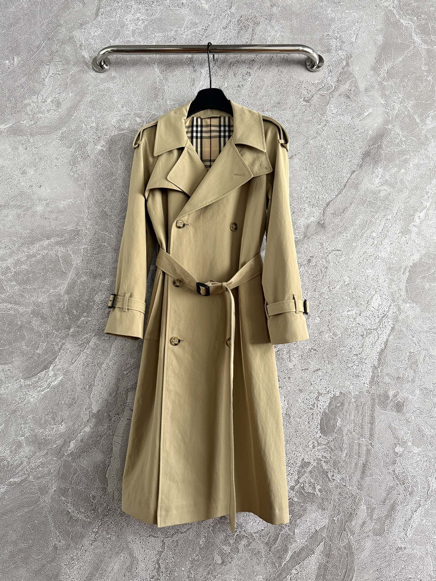 现货‼️‼️/卡其色福德风衣✨定织定染卡其色高密度棉质面料打造，挺阔有型、搭配格纹内衬，融入围兜领扣袢设