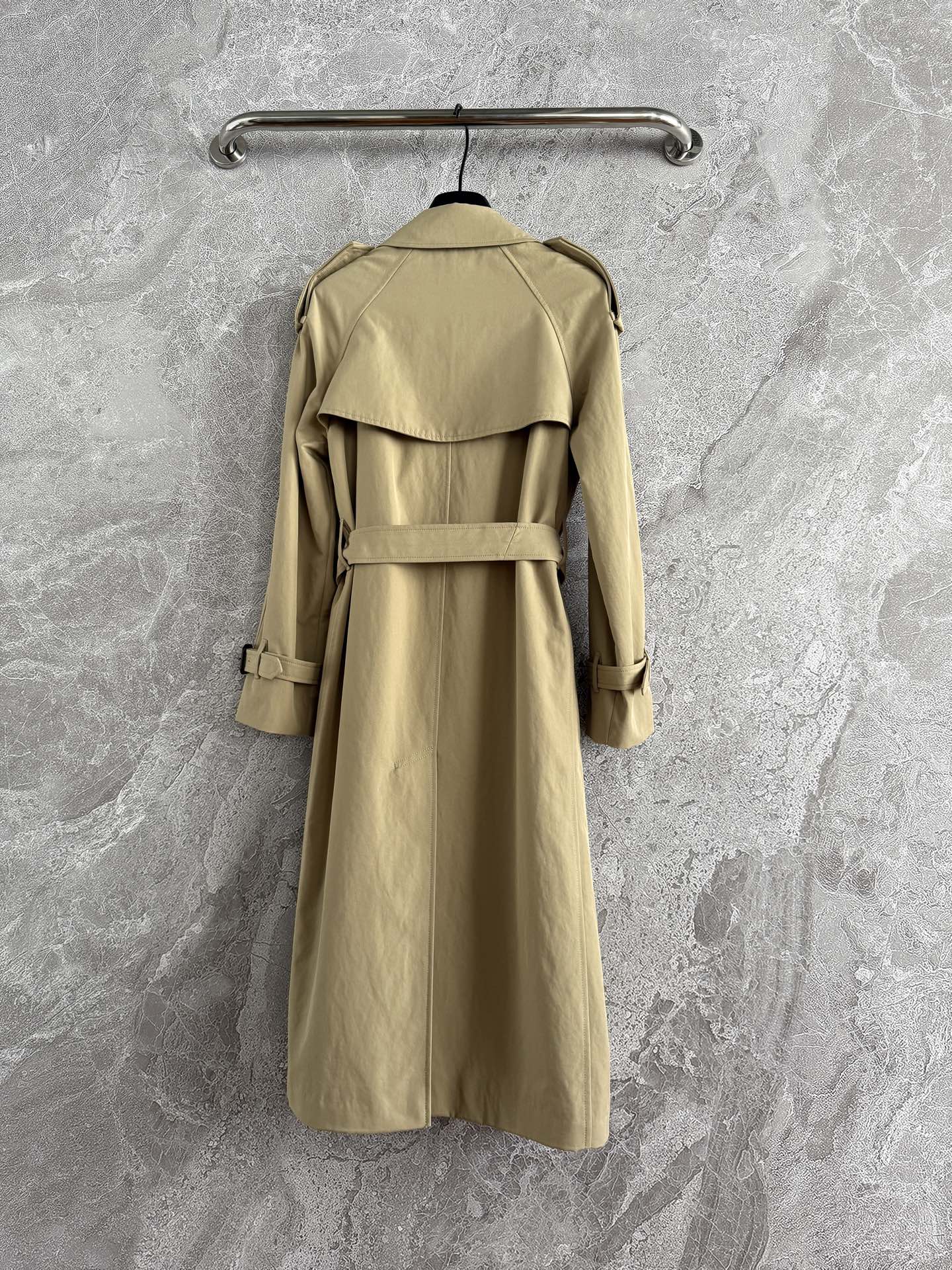 现货‼️‼️/卡其色福德风衣✨定织定染卡其色高密度棉质面料打造，挺阔有型、搭配格纹内衬，融入围兜领扣袢设