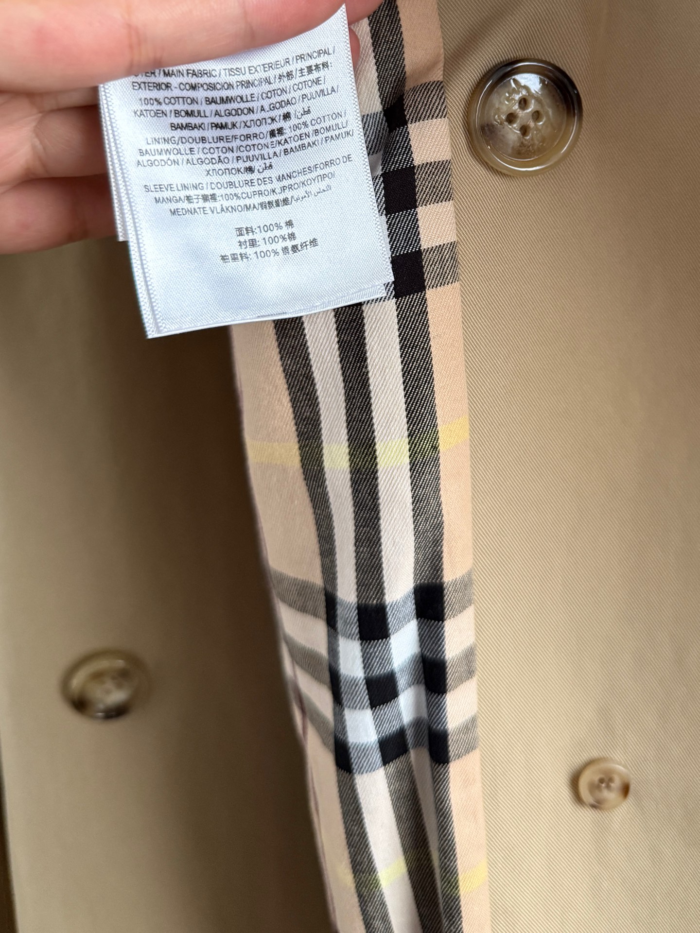 现货‼️‼️/卡其色福德风衣✨定织定染卡其色高密度棉质面料打造，挺阔有型、搭配格纹内衬，融入围兜领扣袢设