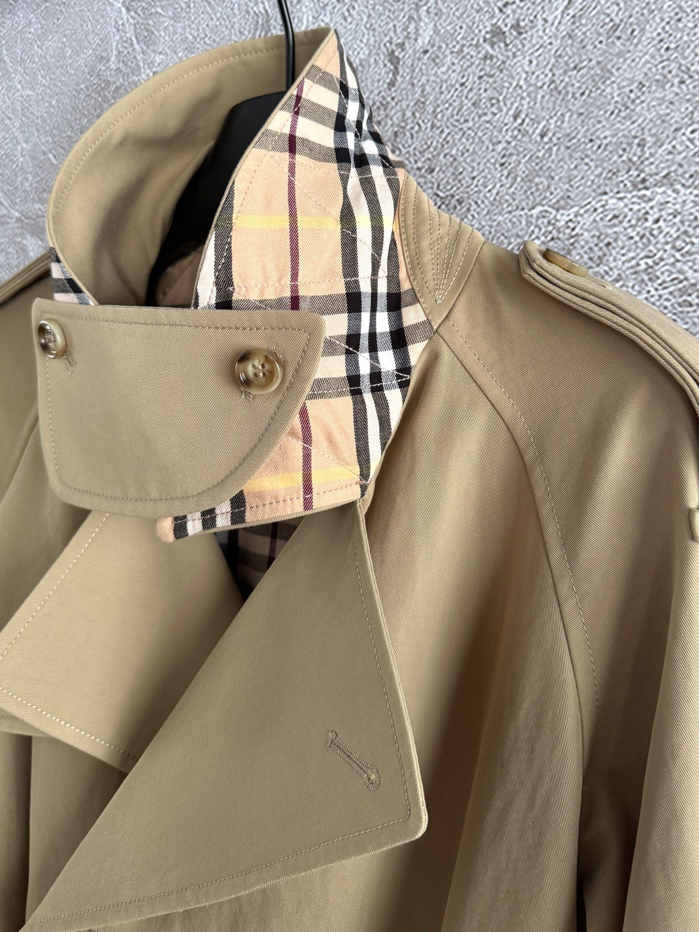 现货‼️‼️/卡其色福德风衣✨定织定染卡其色高密度棉质面料打造，挺阔有型、搭配格纹内衬，融入围兜领扣袢设